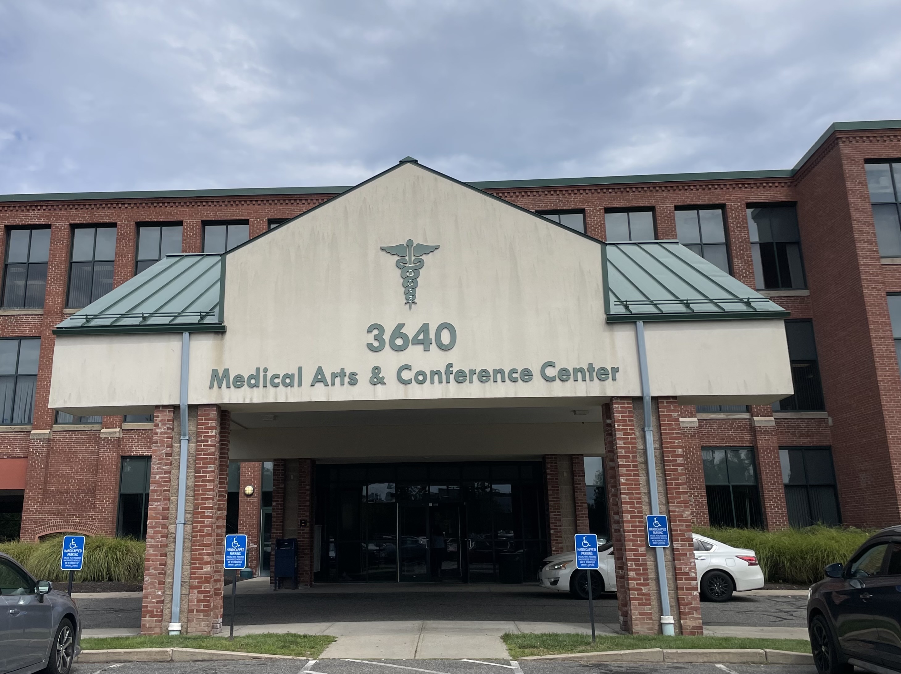 Foto del exterior en la ubicación de Springfield, Massachusetts, del Center for Vein Restoration que muestra el exterior del edificio.