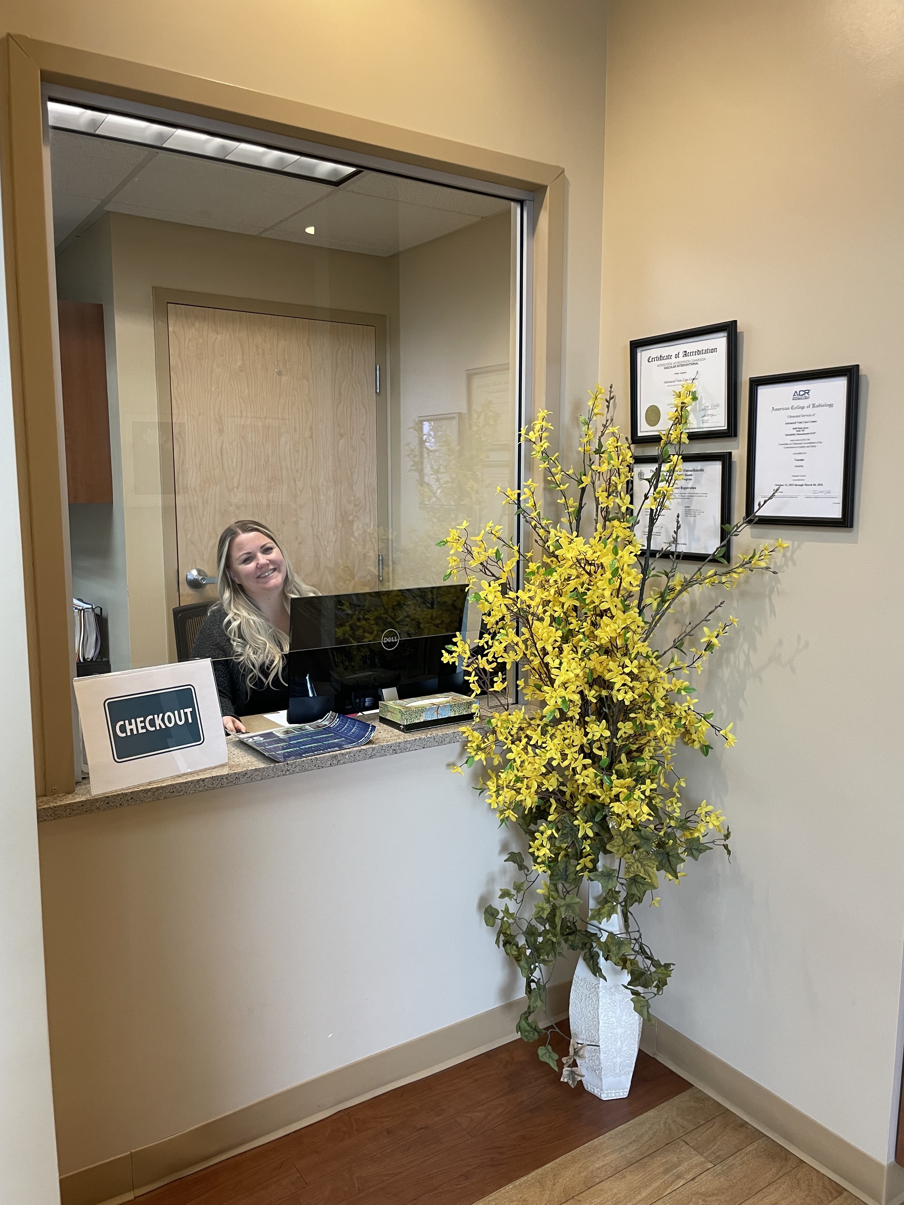Foto del interior en la ubicación de Springfield, Massachusetts, del Center for Vein Restoration que muestra la recepción.