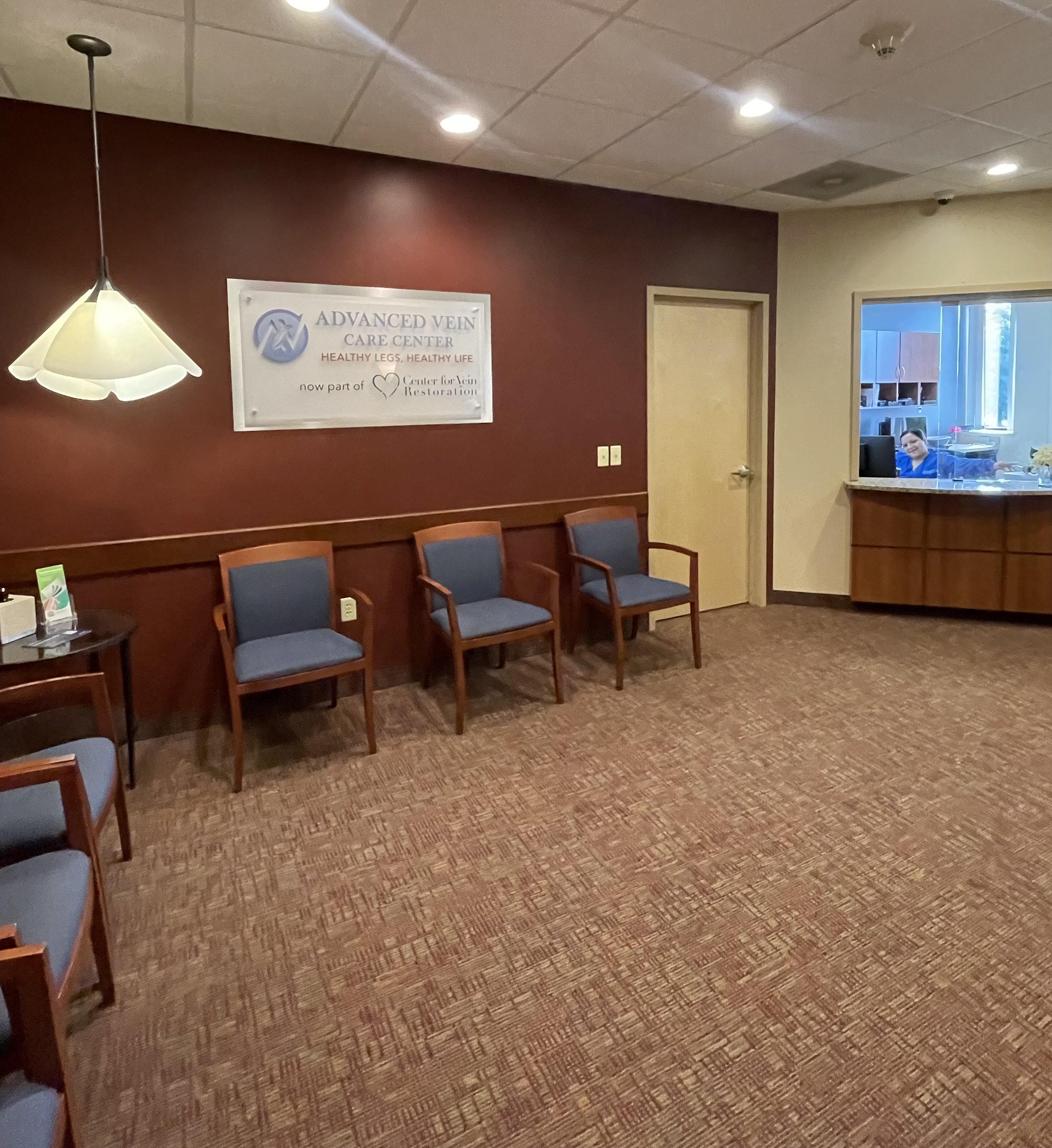 Foto del interior en la ubicación de Springfield, Massachusetts, del Center for Vein Restoration que muestra la sala de espera.
