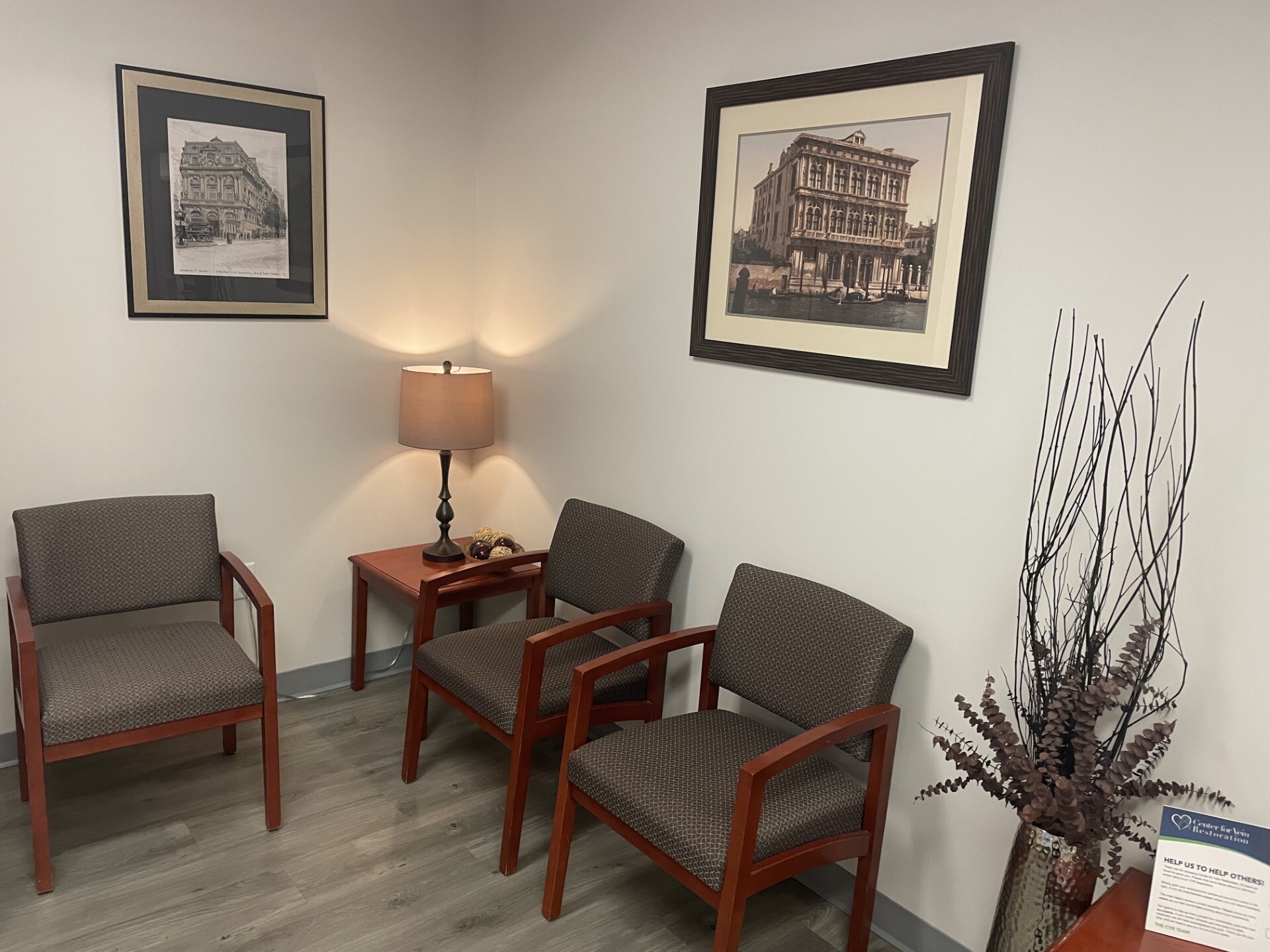 Foto interior de la sede de Stamford, CT de Center for Vein Restoration que muestra la sala de espera principal