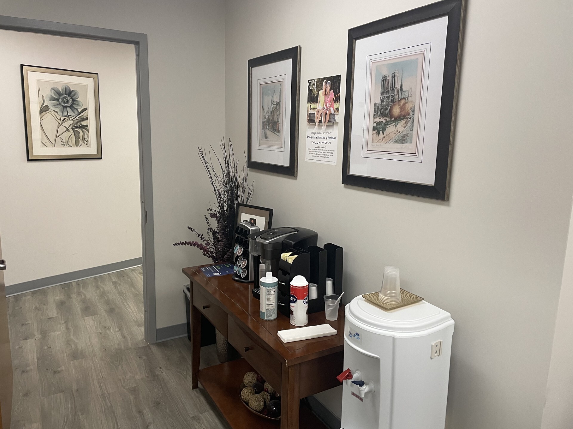 Foto interior de la sede de Stamford, CT de Center for Vein Restoration que muestra el área de espera