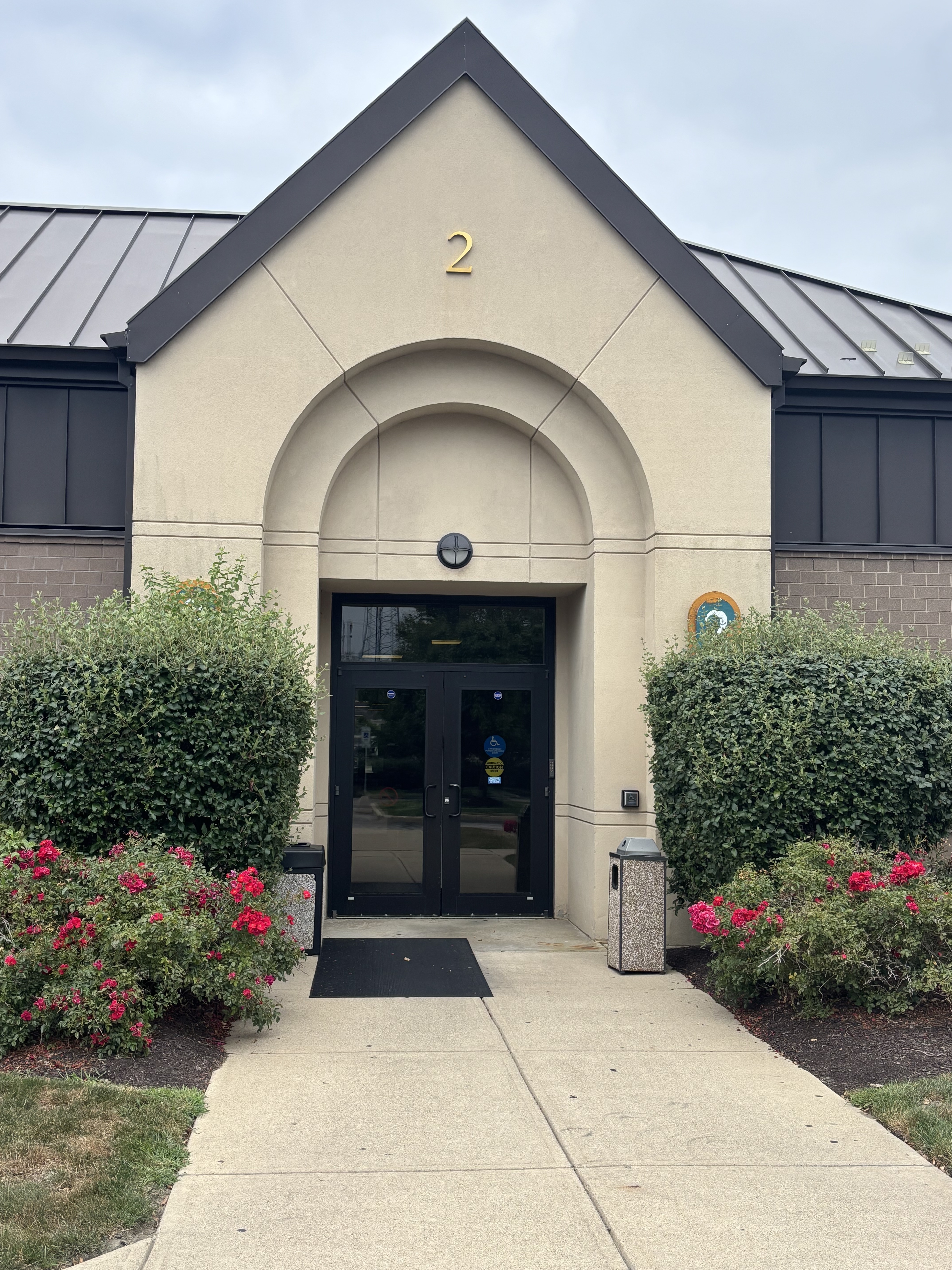 Foto exterior de la ubicación en Sylvania, Ohio, del Center for Vein Restoration que muestra el exterior del edificio.