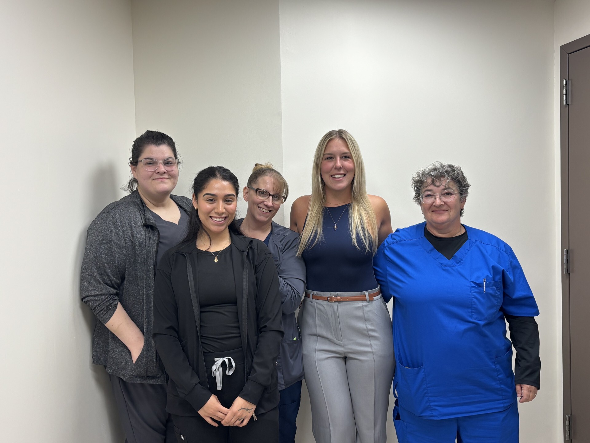 Foto de grupo del equipo en la ubicación de Oregon, Ohio, del Center for Vein Restoration.