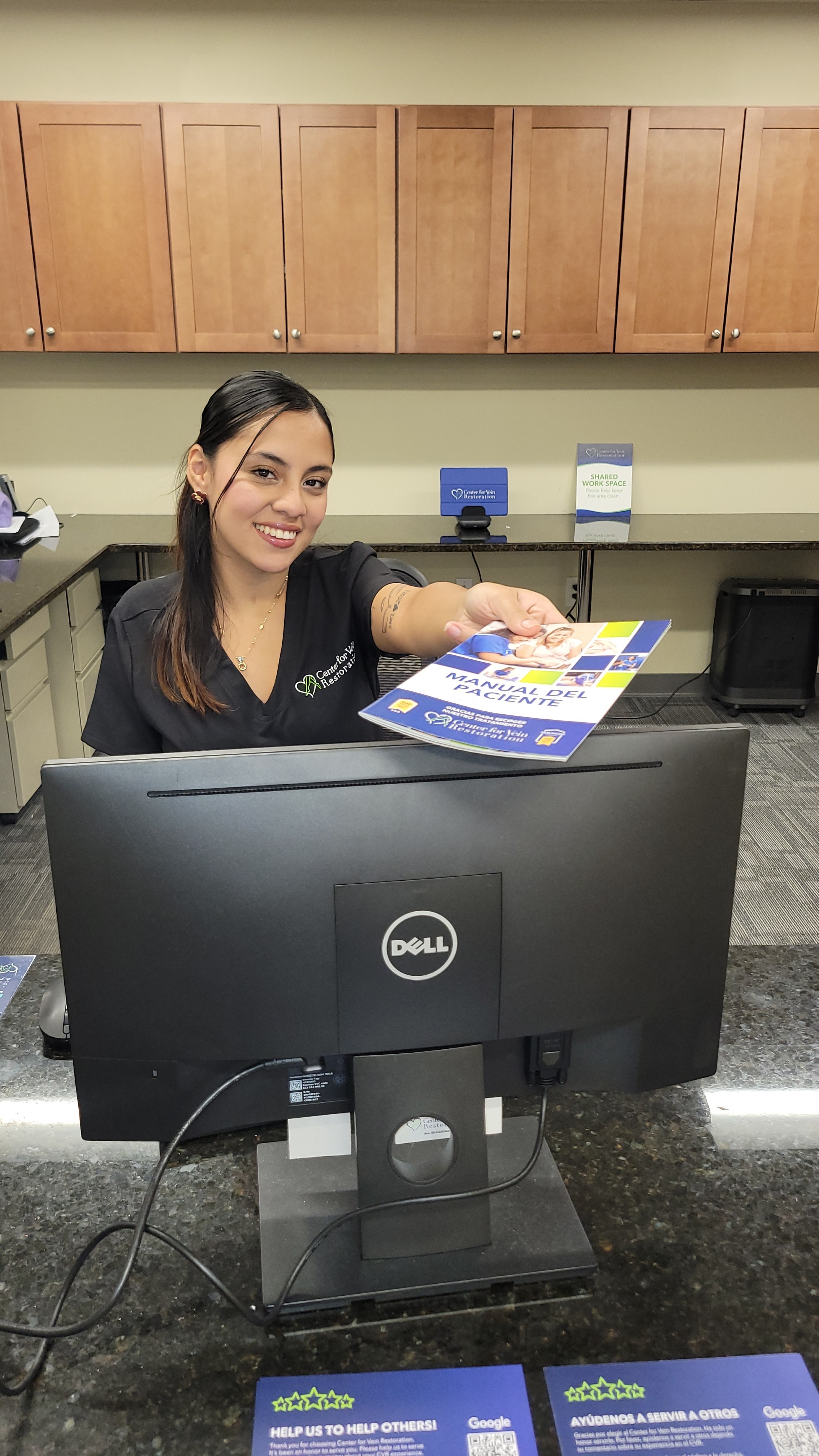 Foto interior de la sede de Union, NJ de Center for Vein Restoration que muestra a la recepcionista en la recepción