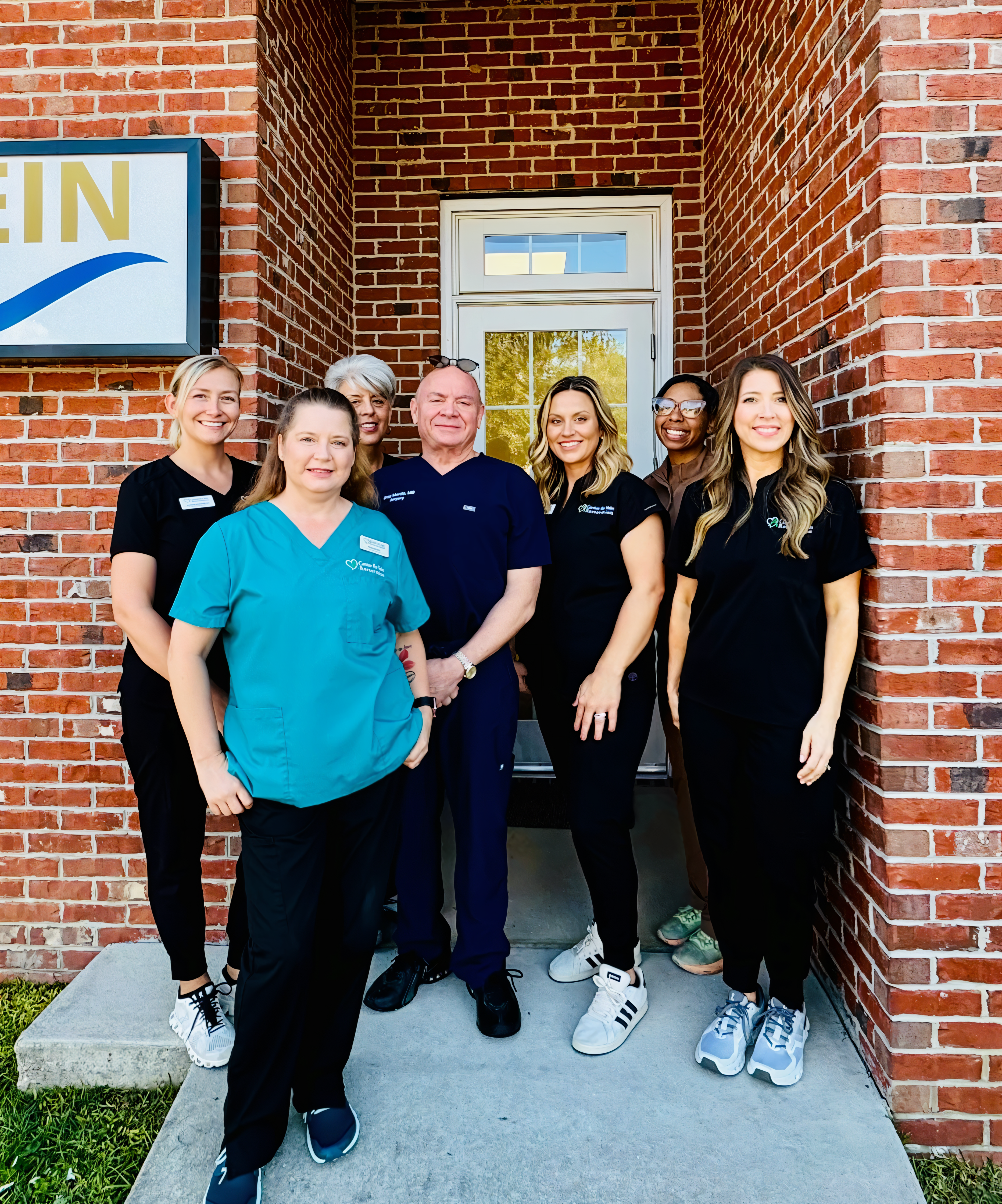 Segunda foto grupal del equipo en la sede de Valdosta, GA de Center for Vein Restoration (2025)