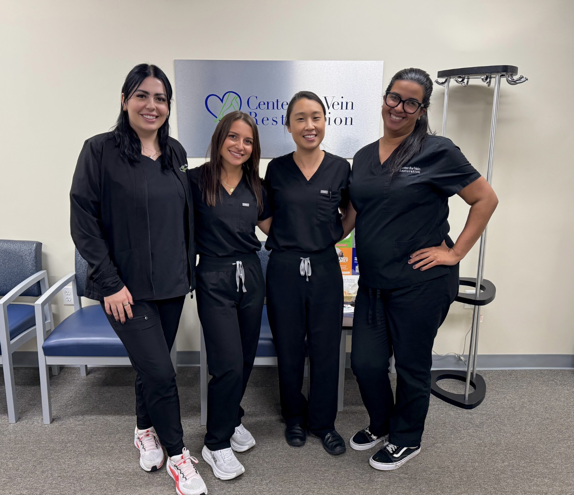 Foto grupal del equipo del Center for Vein Restoration en Woburn, Massachusetts.