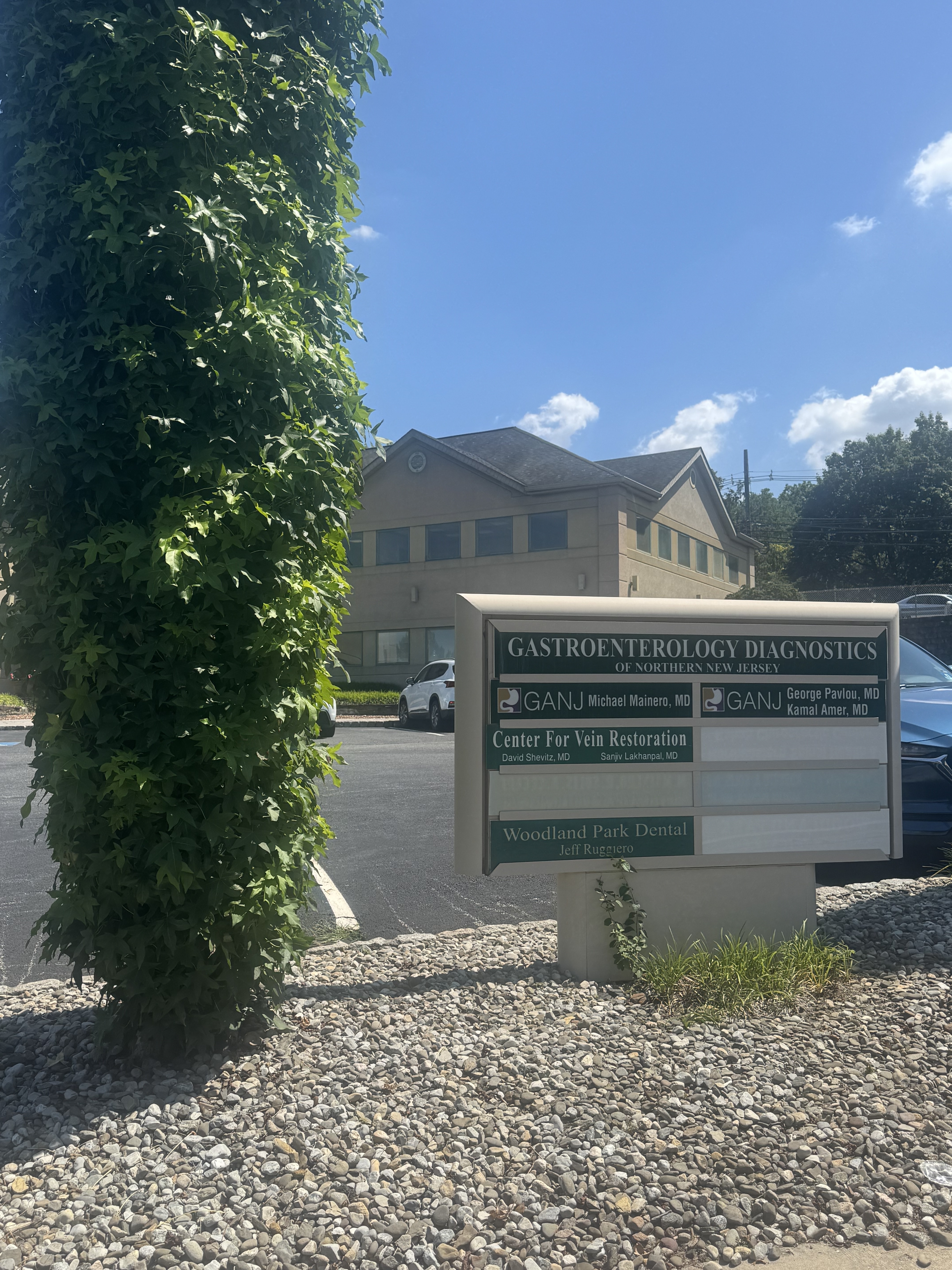 Foto de la ubicación de Center for Vein Restoration en Woodland Park, Nueva Jersey, que muestra el tablero con la dirección.