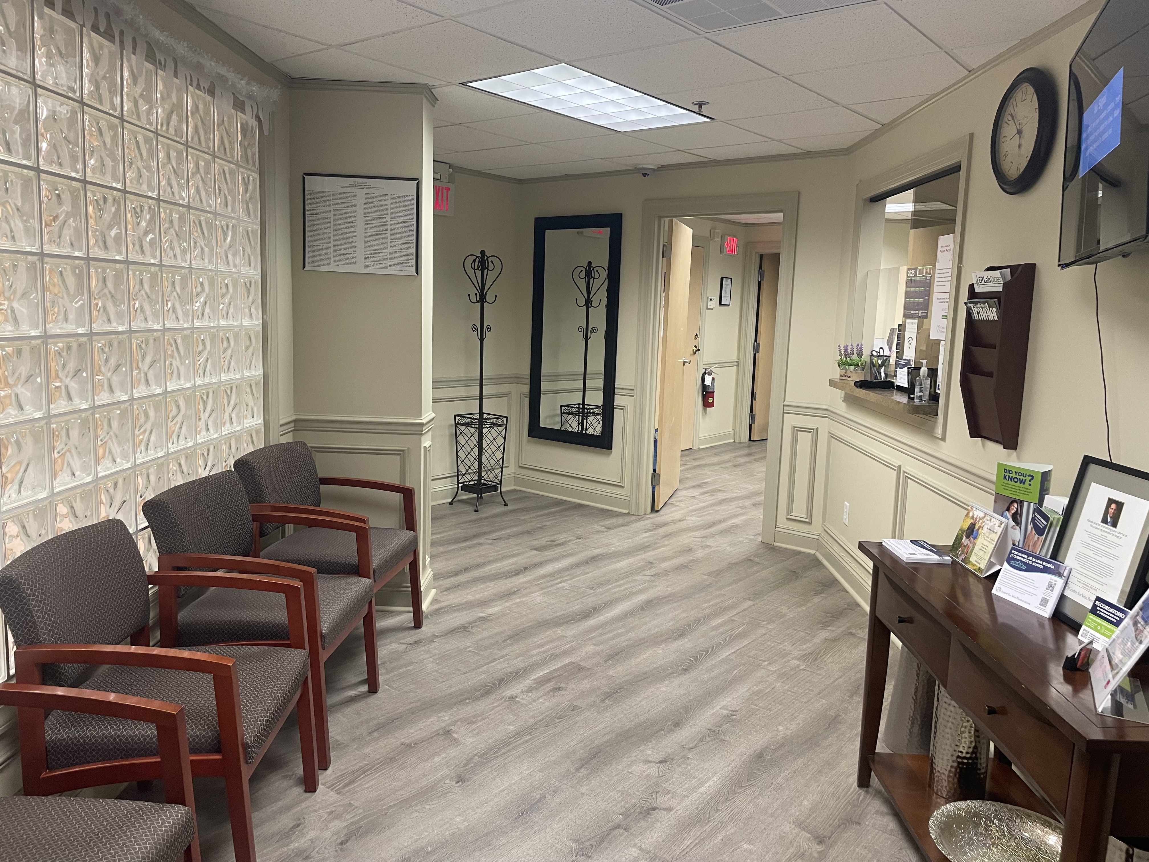Foto del interior de la ubicación de Center for Vein Restoration en Woodland Park, Nueva Jersey, que muestra la sala de espera.