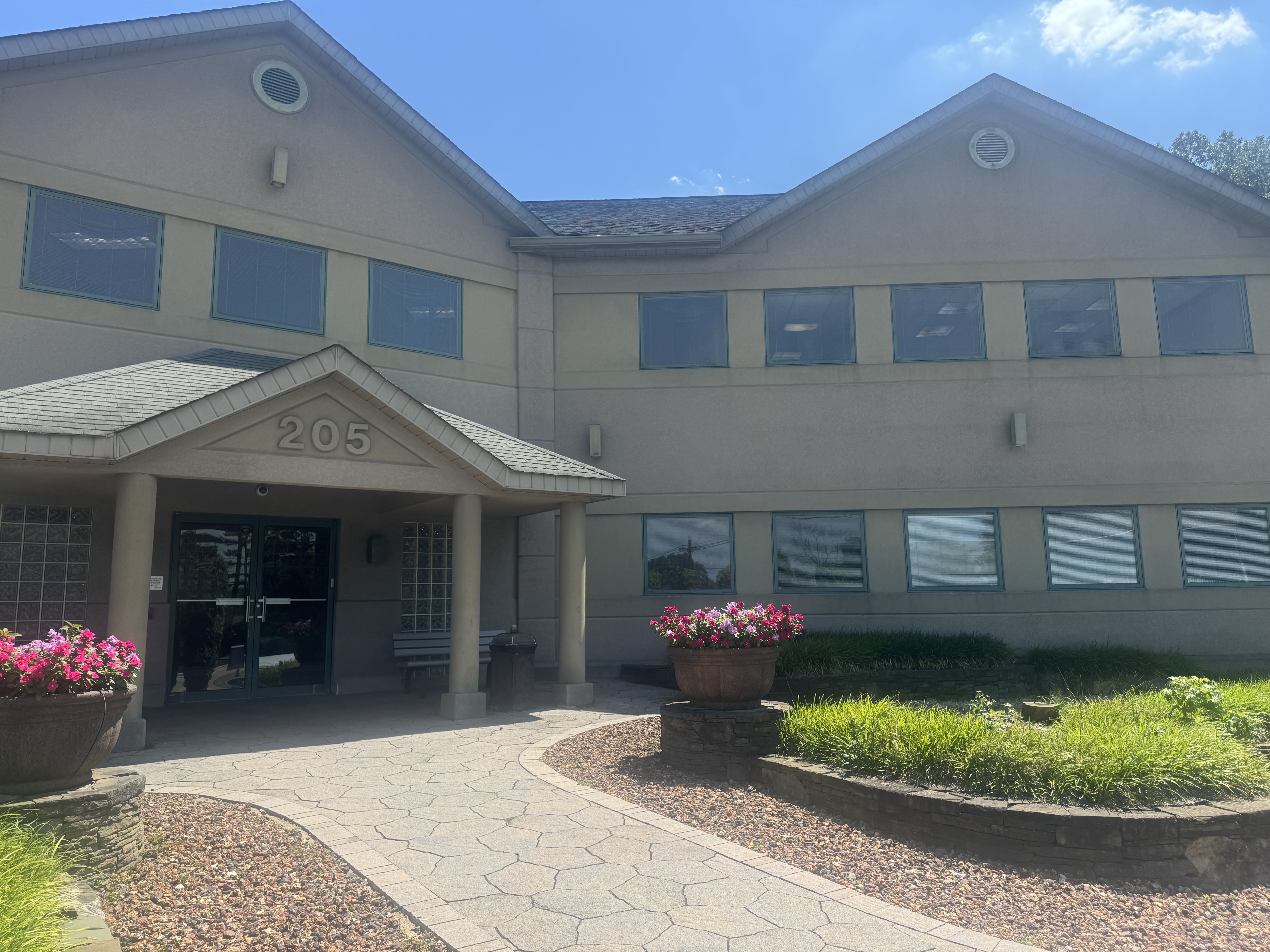 Foto del exterior de la ubicación de Center for Vein Restoration en Woodland Park, Nueva Jersey, que muestra el exterior del edificio.