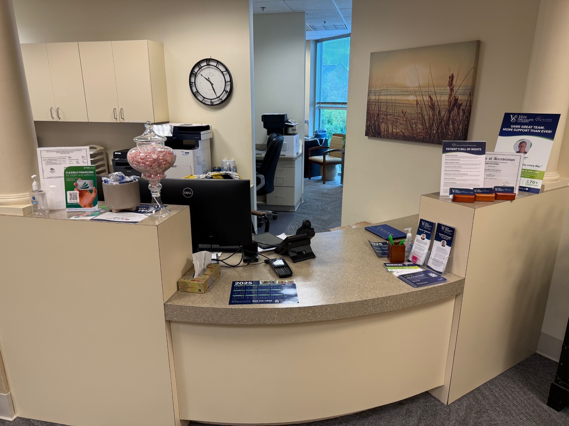Foto del interior del Center for Vein Restoration en Charlotte, Carolina del Norte, que muestra el mostrador de recepción.