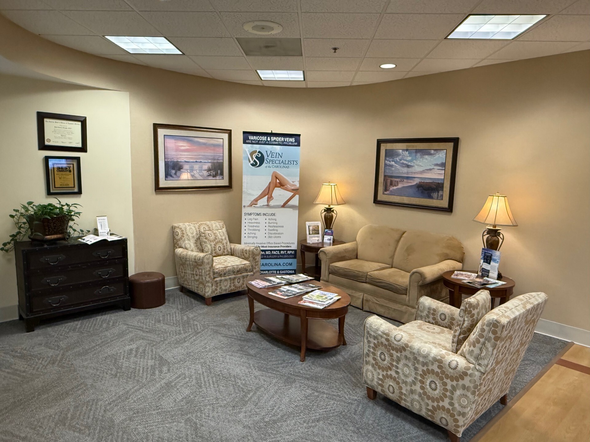 Foto del interior del Center for Vein Restoration en Charlotte, Carolina del Norte, que muestra el área de espera.