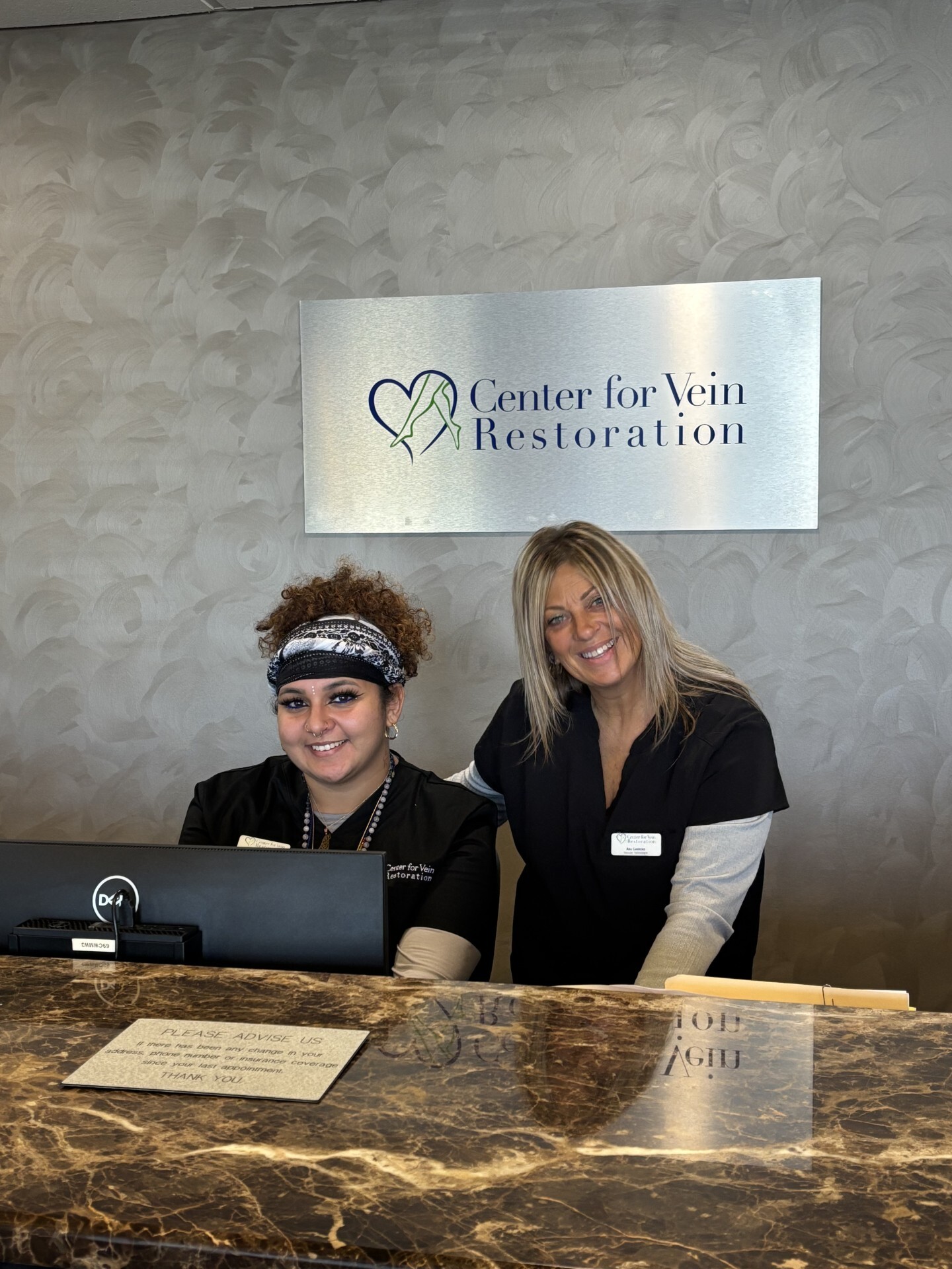Foto interior del Center for Vein Restoration en Hobart, IN que muestra al personal de recepción