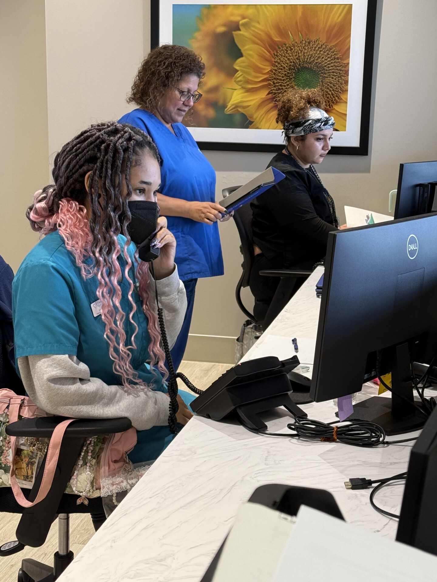 Foto interior del Center for Vein Restoration en Hobart, IN que muestra al personal trabajando