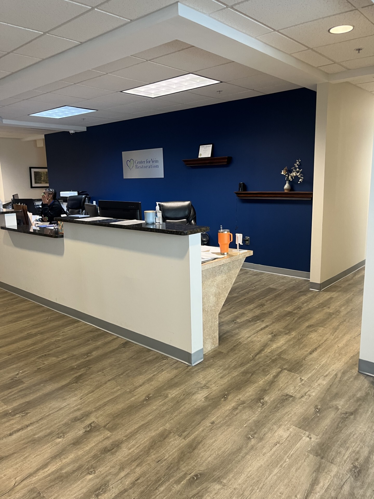 Foto del mostrador de recepción del Center for Vein Restoration en Wayne, Pensilvania.