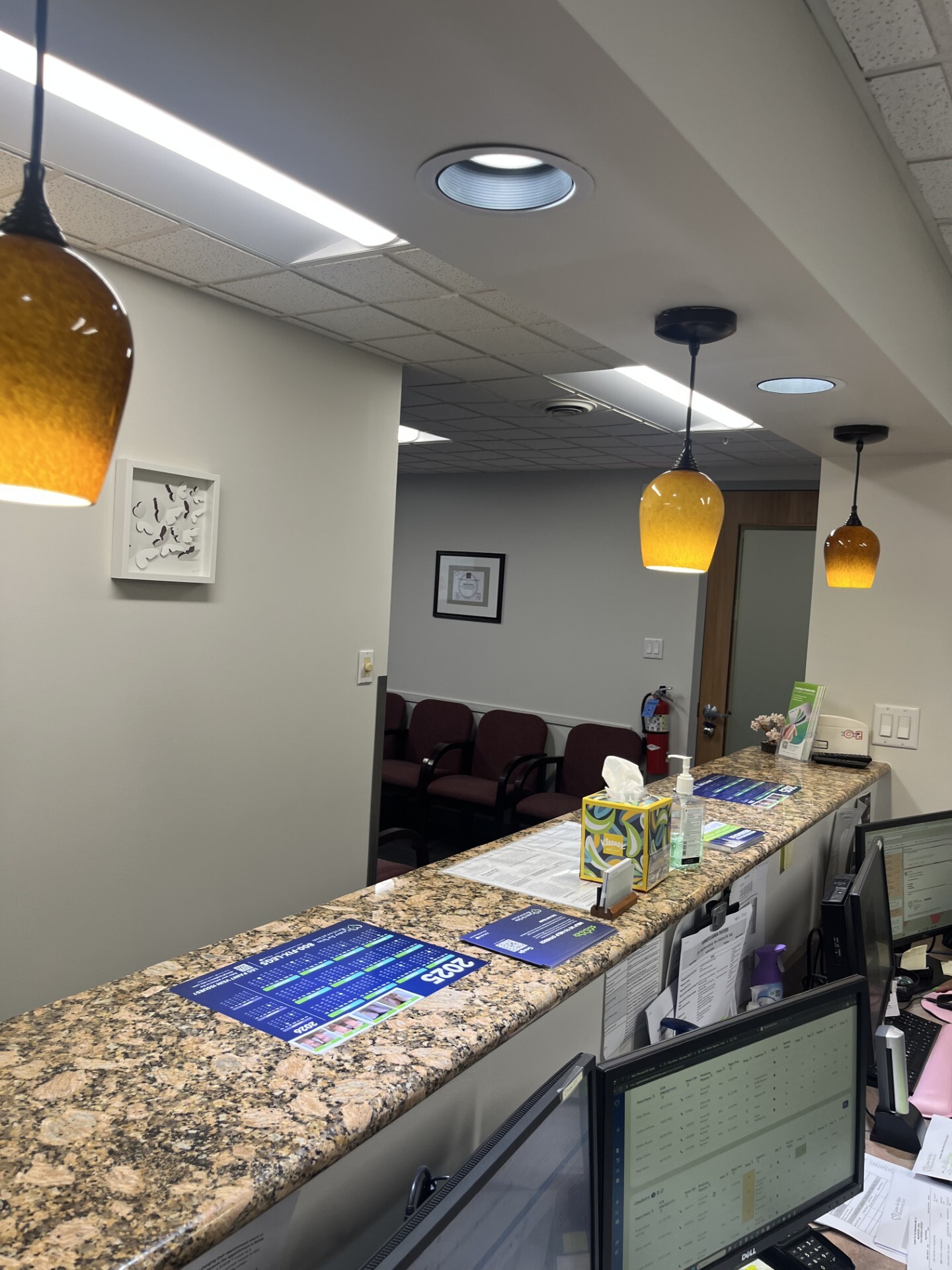 Foto interior de la ubicación en King of Prussia, Pennsylvania, del Center for Vein Restoration que muestra el mostrador de recepción.