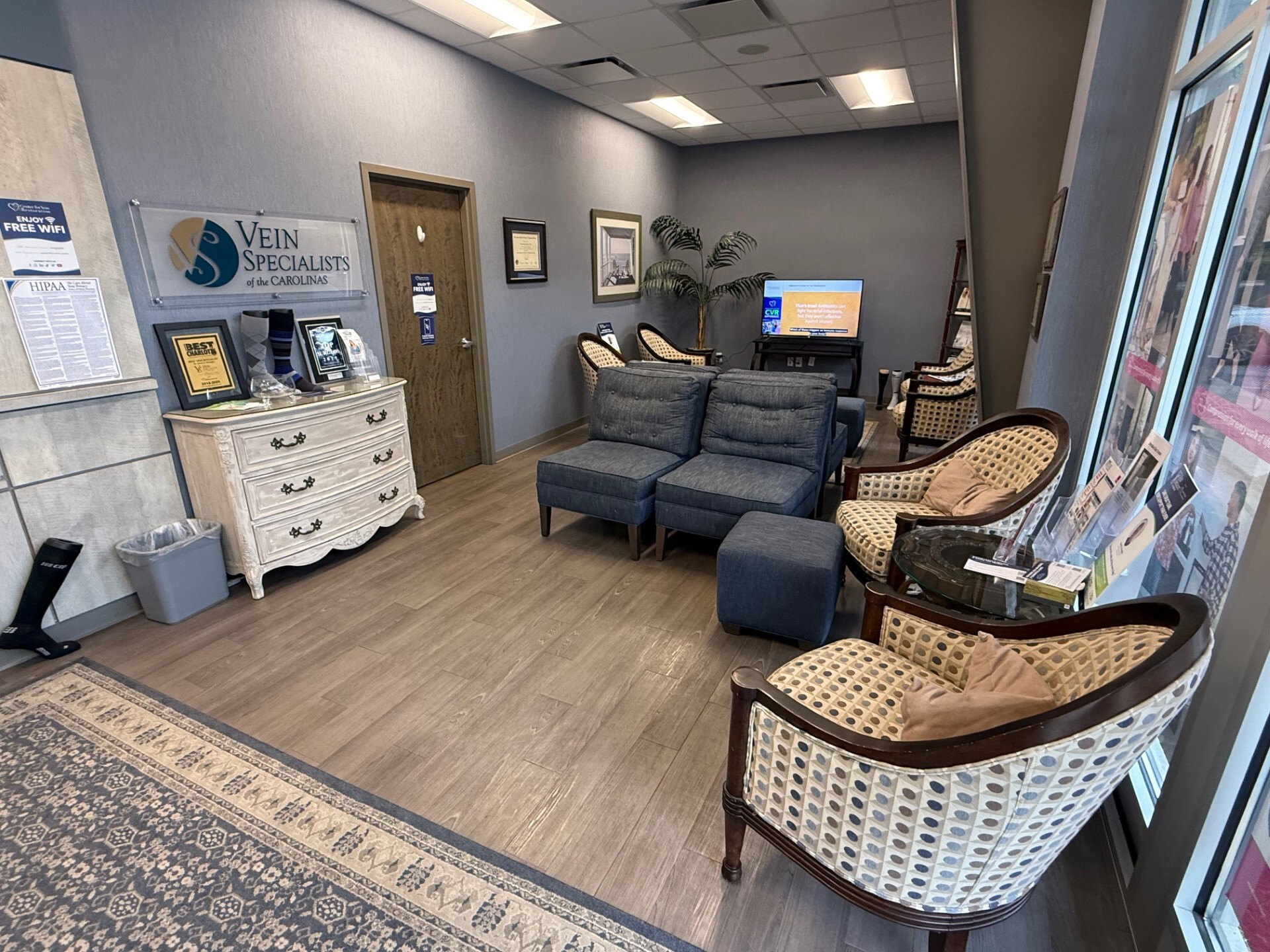 Foto del área de espera del Center for Vein Restoration en Gastonia, Carolina del Norte.