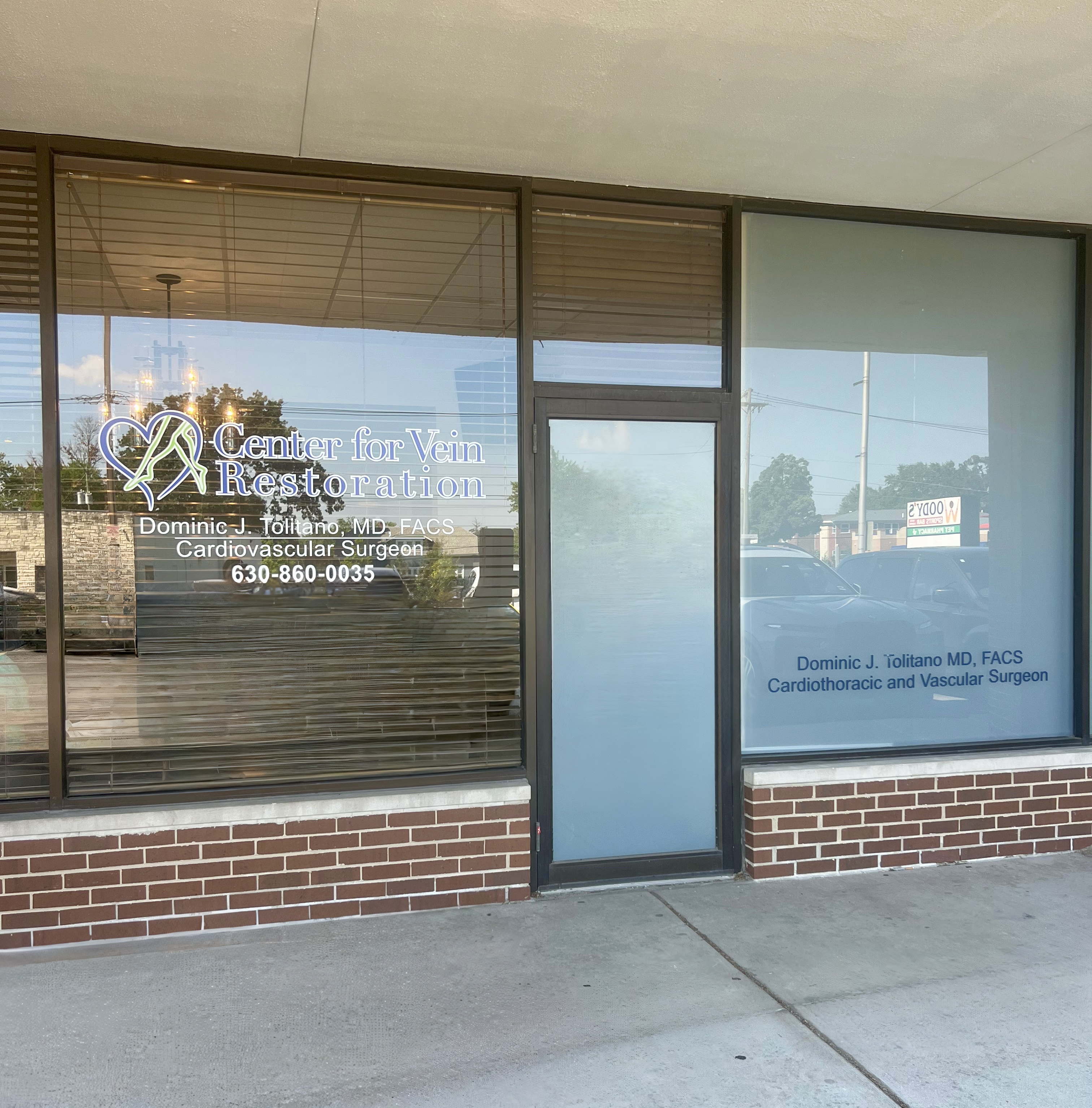 Foto exterior de la sede del Center for Vein Restoration en Wood Dale, Illinois, que muestra la puerta principal