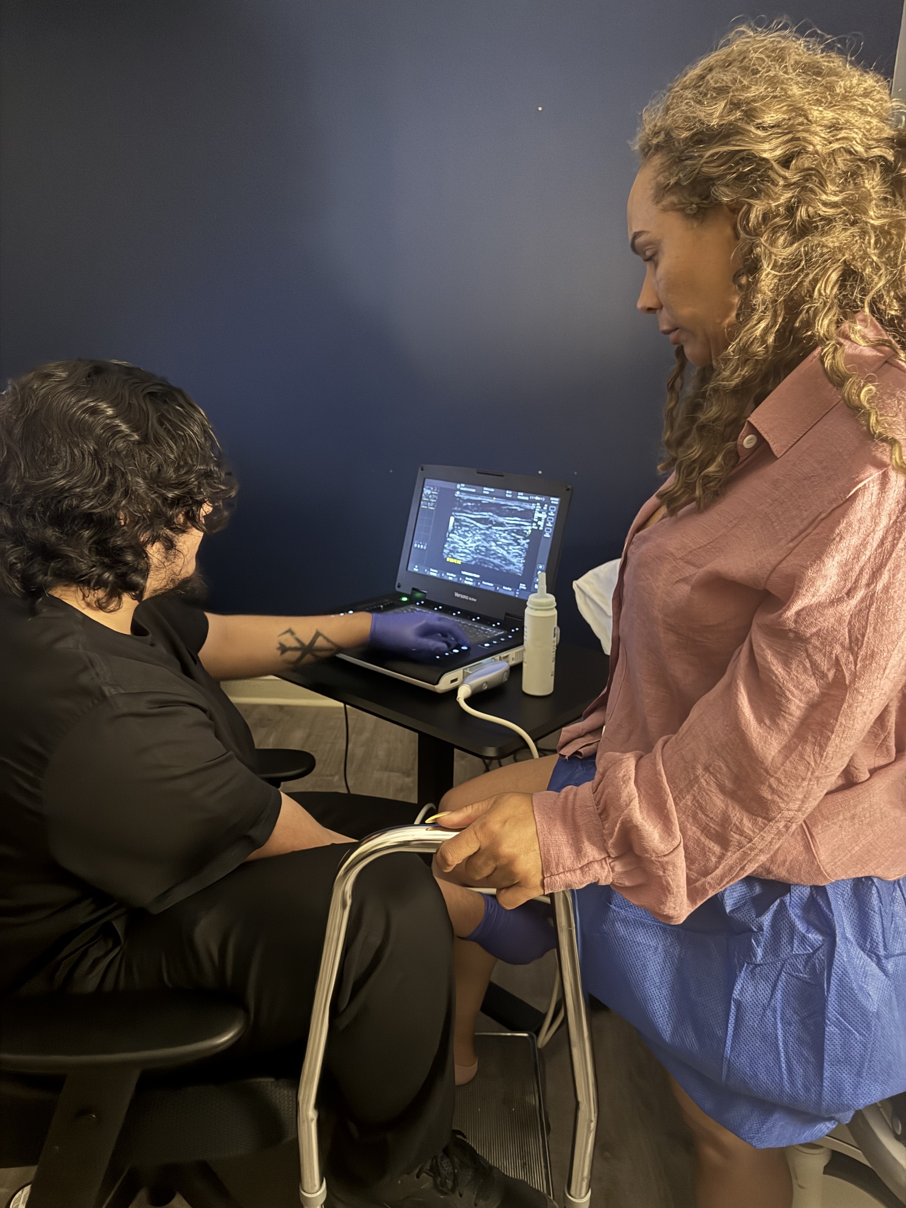 Foto del interior en la ubicación de Kearny, Nueva Jersey, del Center for Vein Restoration que muestra un examen.