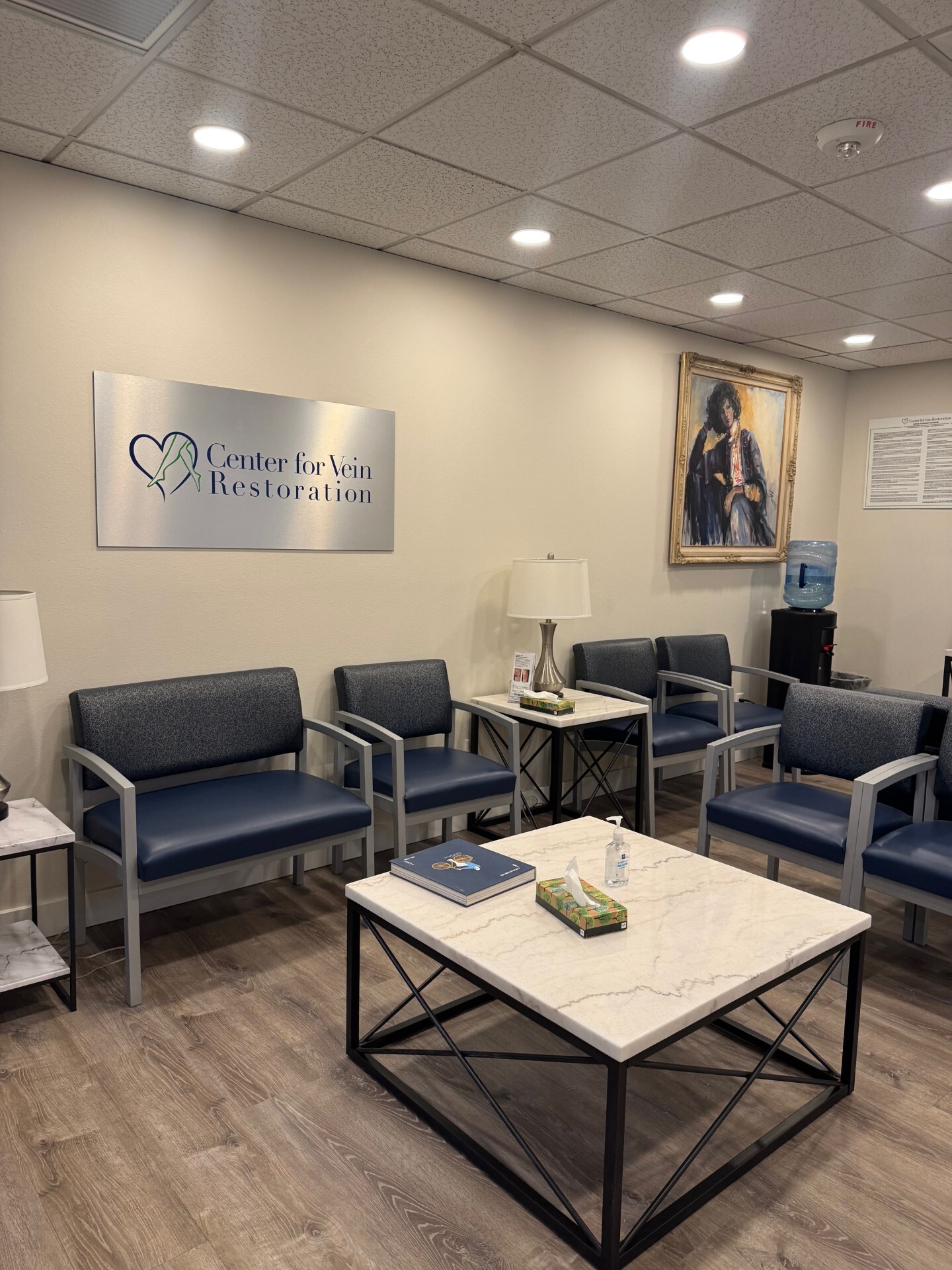 Foto interior del Center for Vein Restoration en Mesa, AZ que muestra la sala de espera