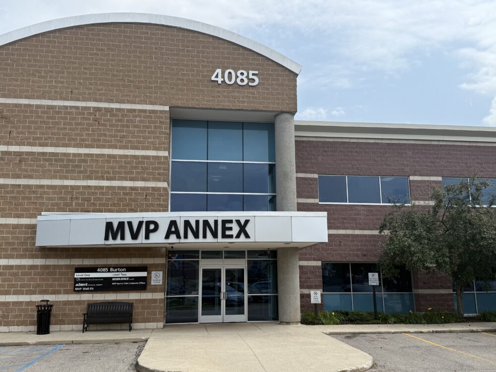 Foto del exterior en la ubicación de Grand Rapids, Michigan, del Center for Vein Restoration que muestra el exterior del edificio.