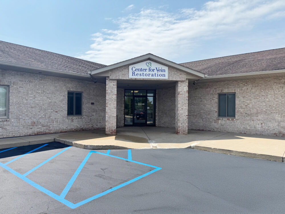 Foto del exterior en la ubicación de Midland, Michigan, del Center for Vein Restoration que muestra el exterior del edificio.