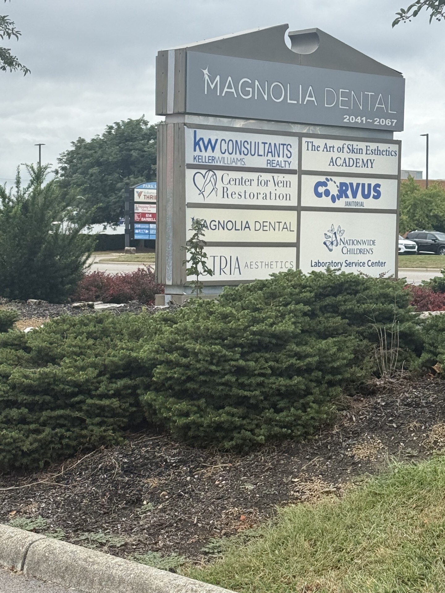 Foto exterior del Center for Vein Restoration en Gahanna, OH que muestra el letrero pilar