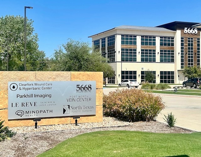 Foto del exterior del Center for Vein Restoration en Fort Worth, Texas, que muestra el estacionamiento fuera del edificio.