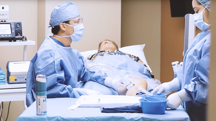 consulta médica del paciente con problemas en las venas