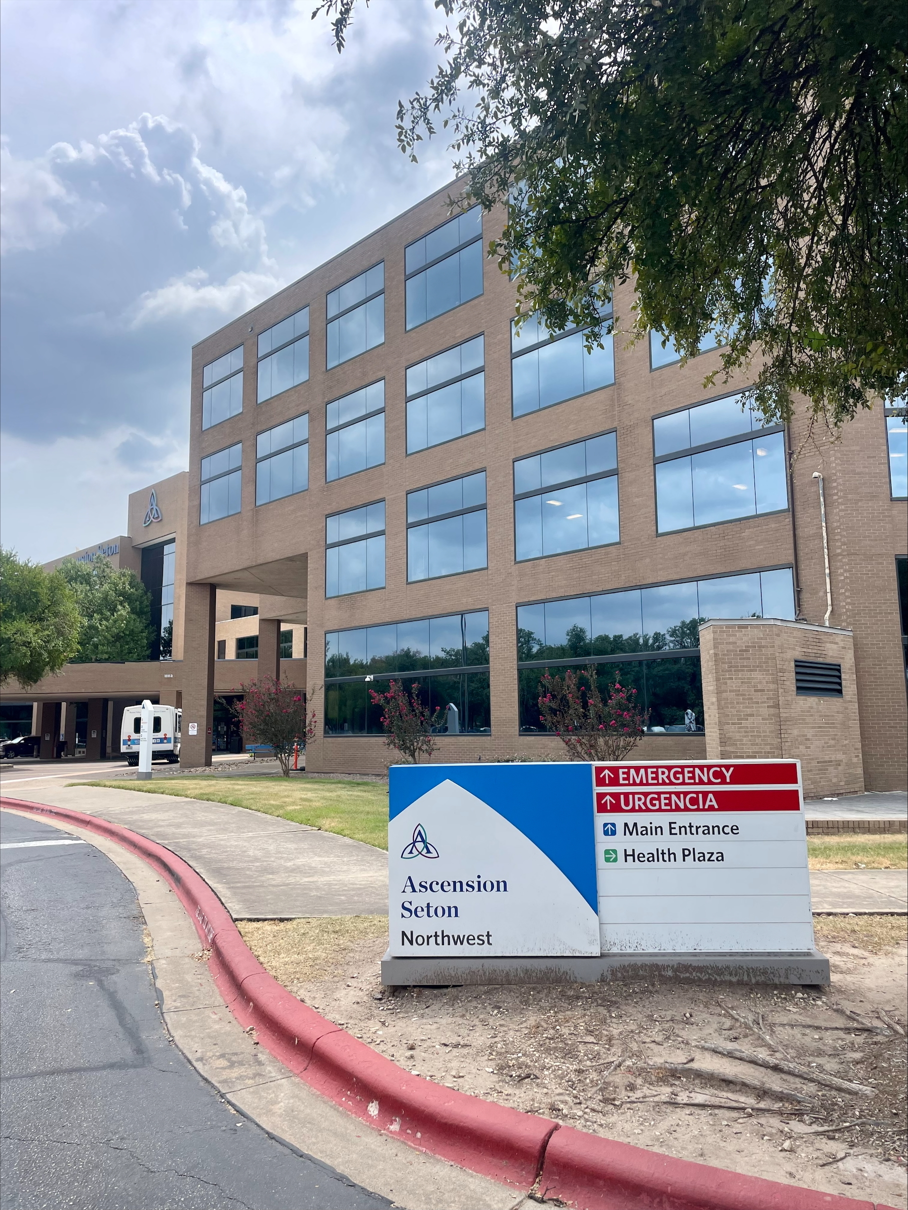 Foto exterior de la ubicación en Northwest Austin, Texas, del Center for Vein Restoration que muestra el exterior del edificio.