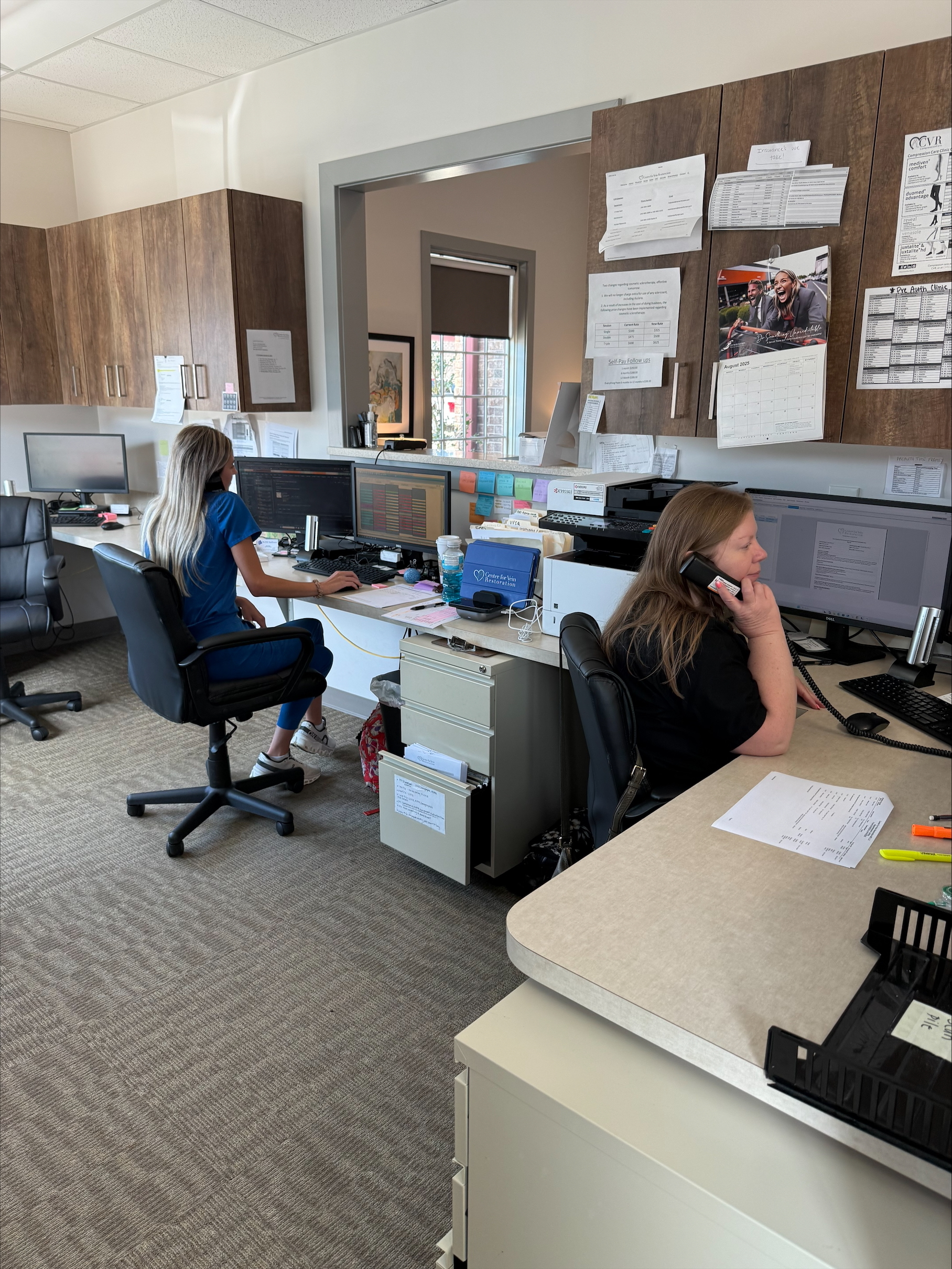 Foto interior de la ubicación en Owensboro, Kentucky, del Center for Vein Restoration que muestra el área de trabajo.