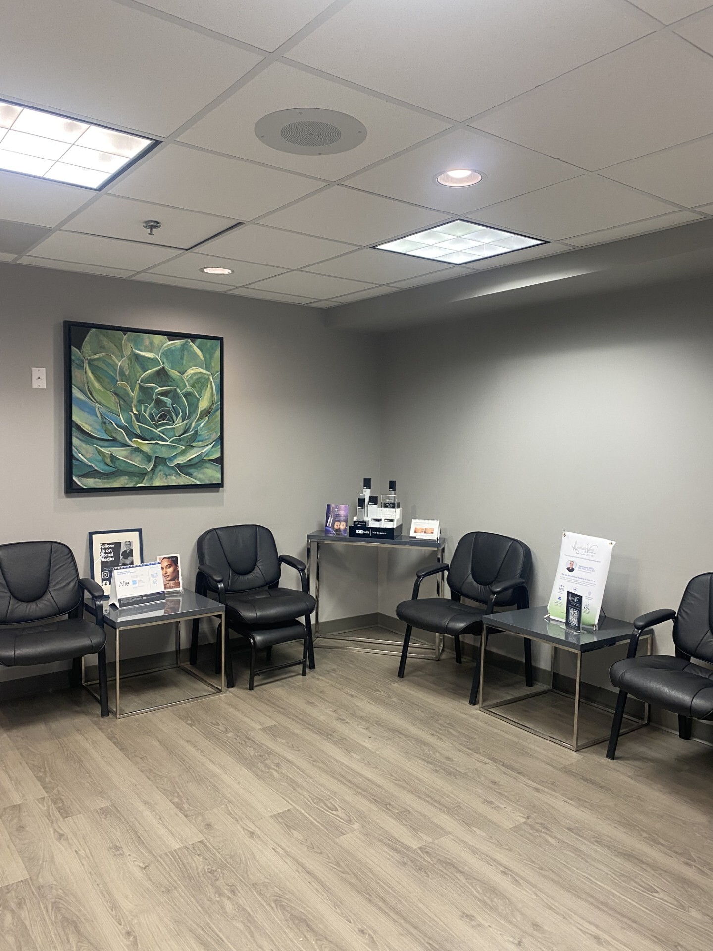 Foto del interior del Center for Vein Restoration en Nashua, New Hampshire, que muestra el área de espera.