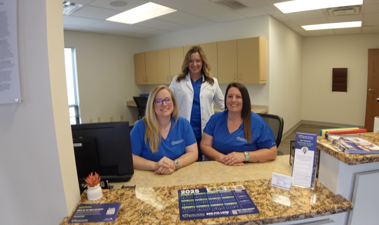 Foto de algunos miembros del equipo en la sede de Gahanna, OH de Center for Vein Restoration trabajando en la recepción