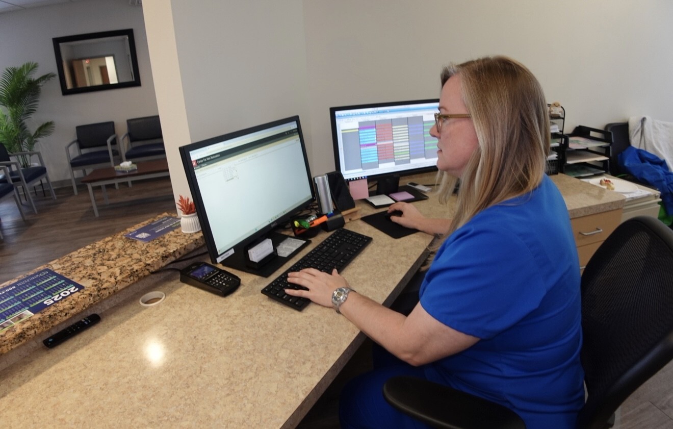 photo of employee at the Gahanna, OH location of Center for Vein Restoration working at the front desk