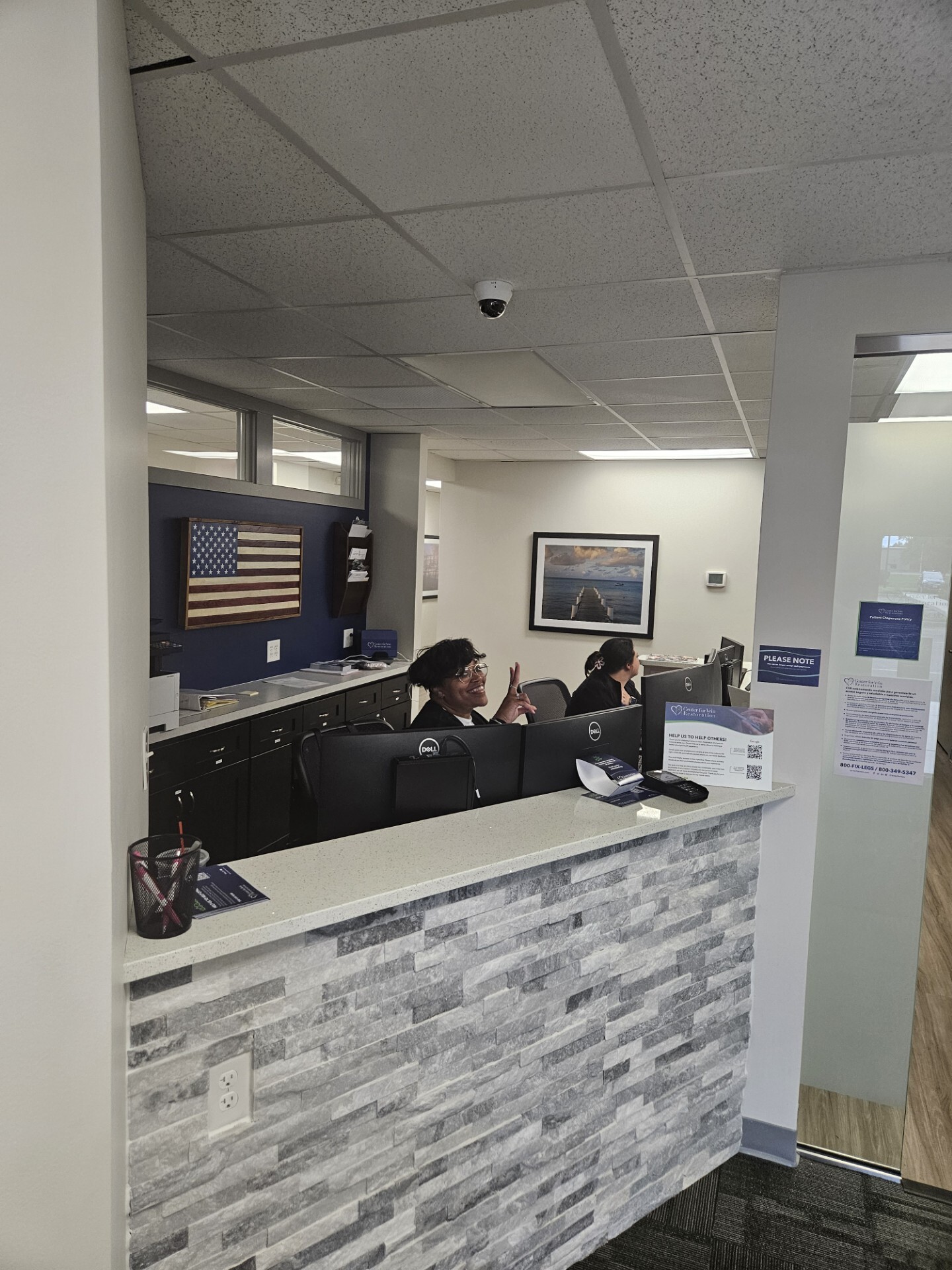 Foto del interior en la ubicación de Salisbury, Maryland, del Center for Vein Restoration que muestra la recepción.