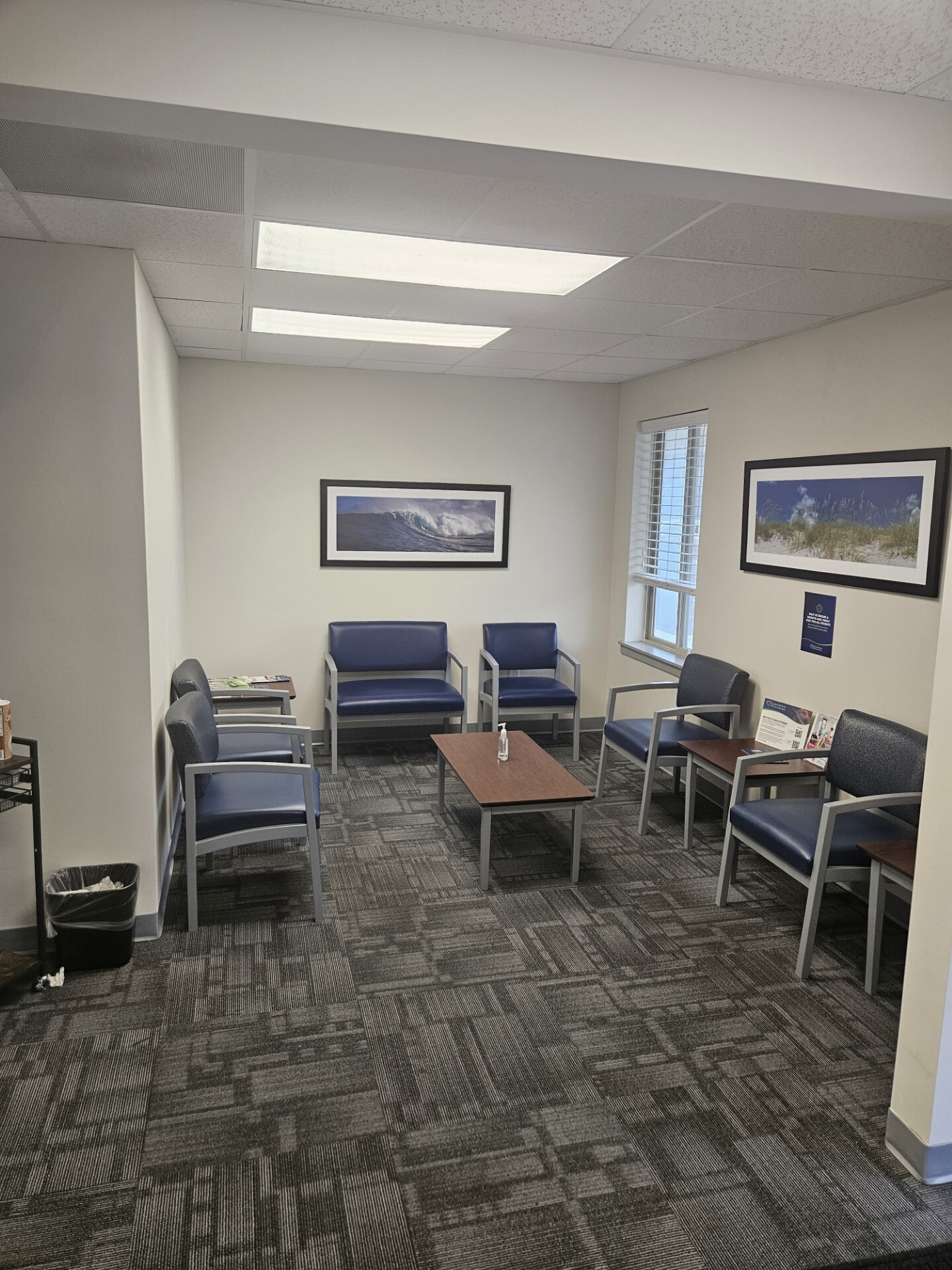 Foto del interior en la ubicación de Salisbury, Maryland, del Center for Vein Restoration que muestra la sala de espera.