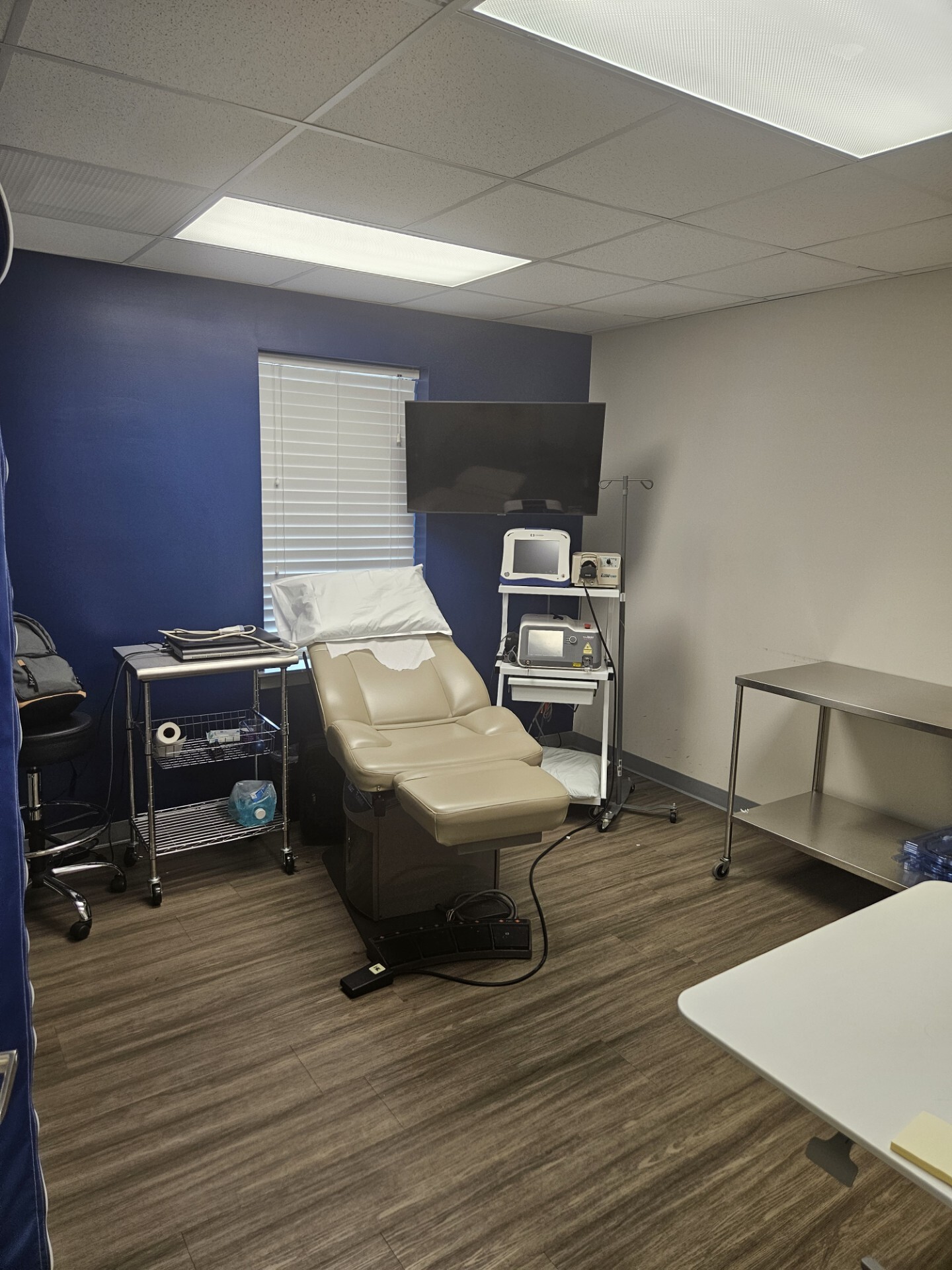 Foto del interior en la ubicación de Salisbury, Maryland, del Center for Vein Restoration que muestra una sala de examen.