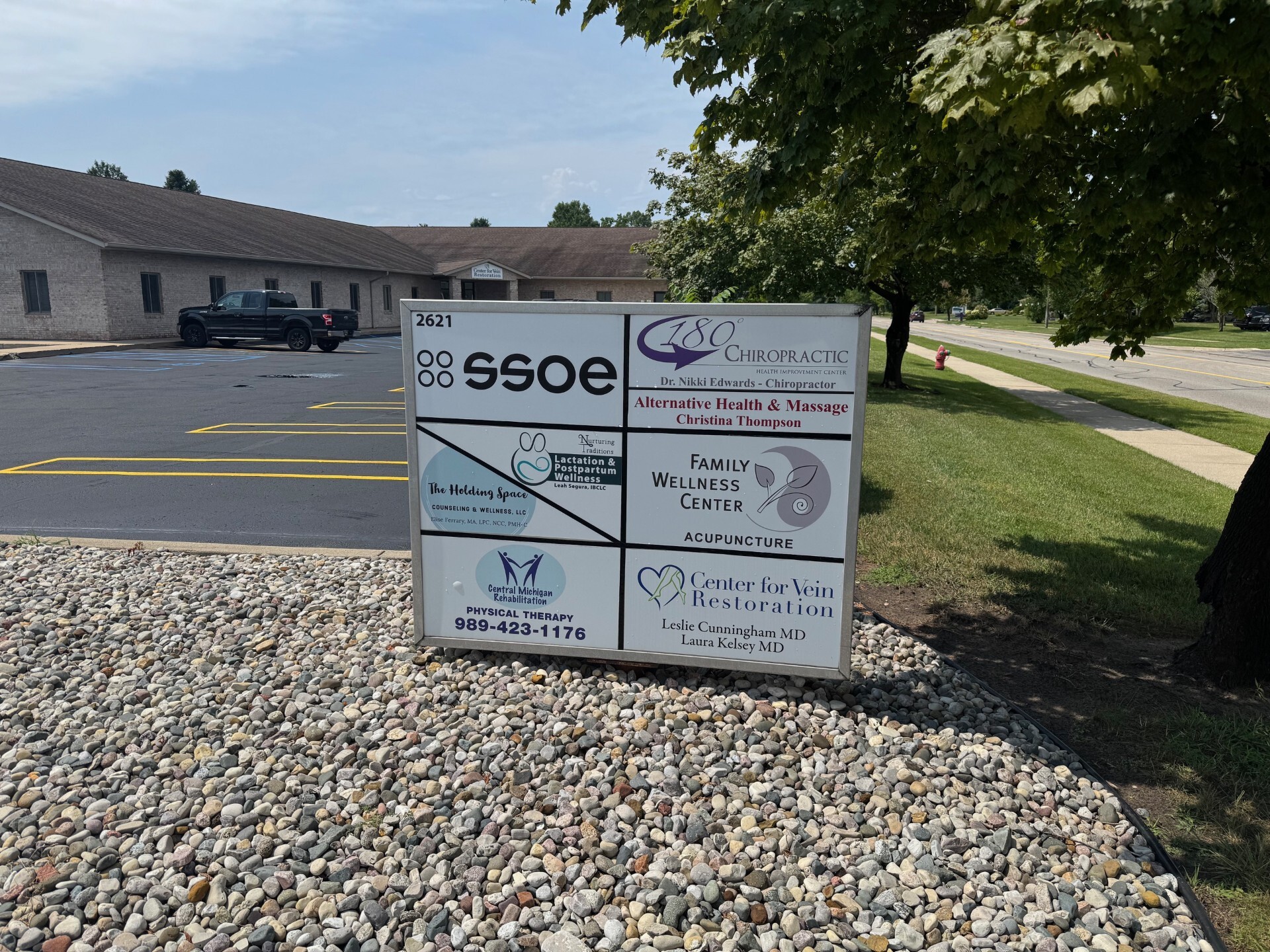 Foto del exterior en la ubicación de Midland, Michigan, del Center for Vein Restoration que muestra el cartel con la dirección.