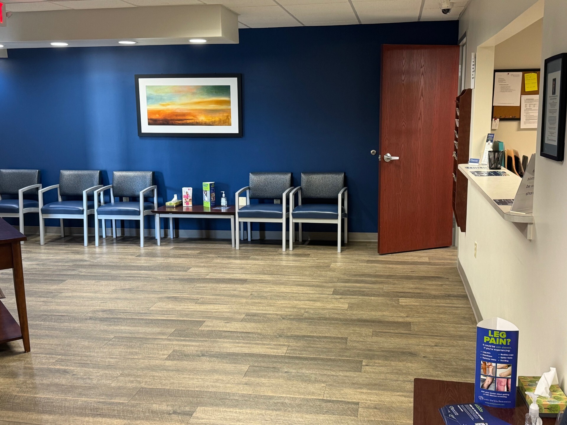 Foto del interior en la ubicación de Midland, Michigan, del Center for Vein Restoration que muestra la sala de espera.