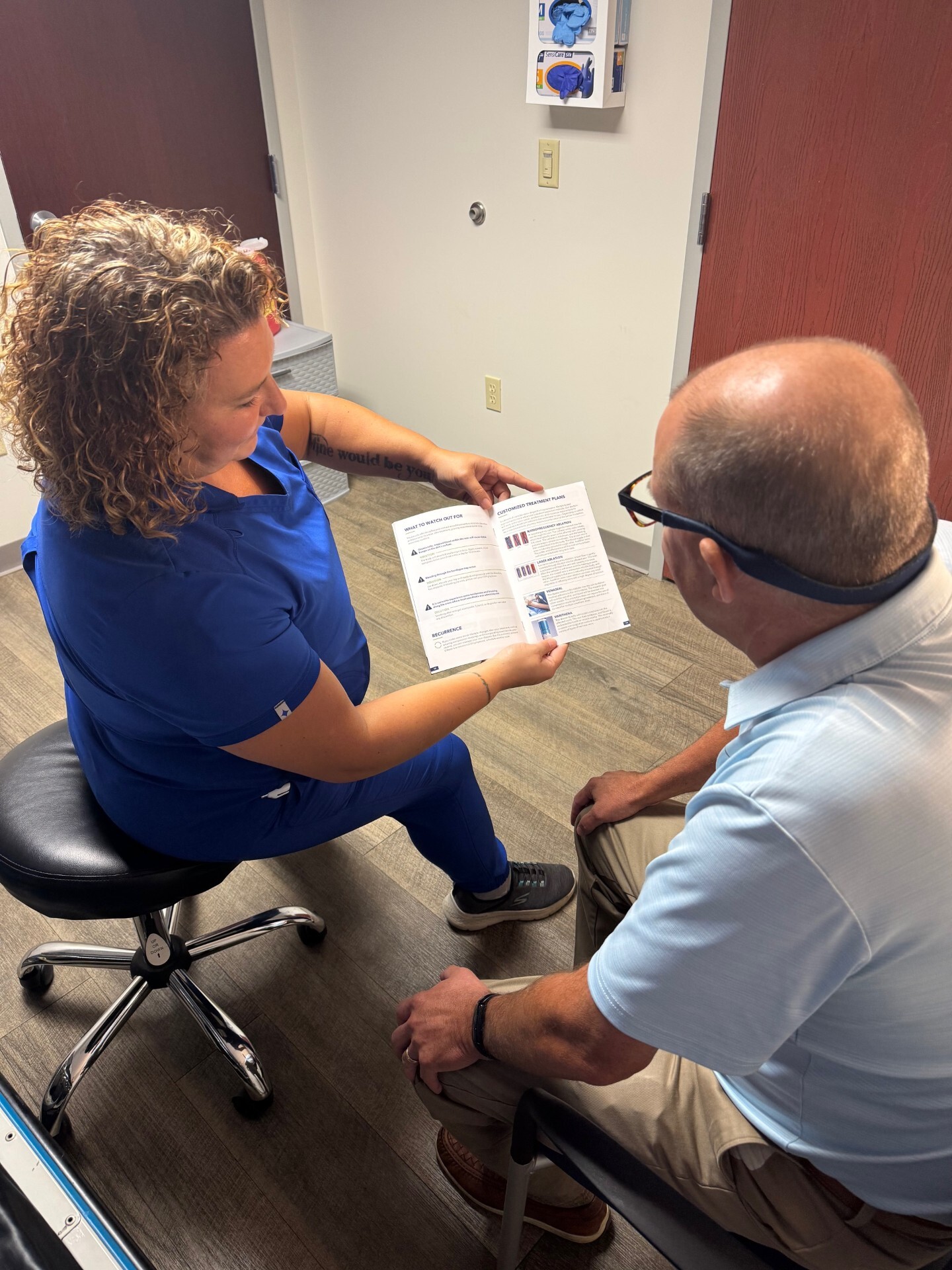 Foto del interior en la ubicación de Midland, Michigan, del Center for Vein Restoration que muestra una consulta.