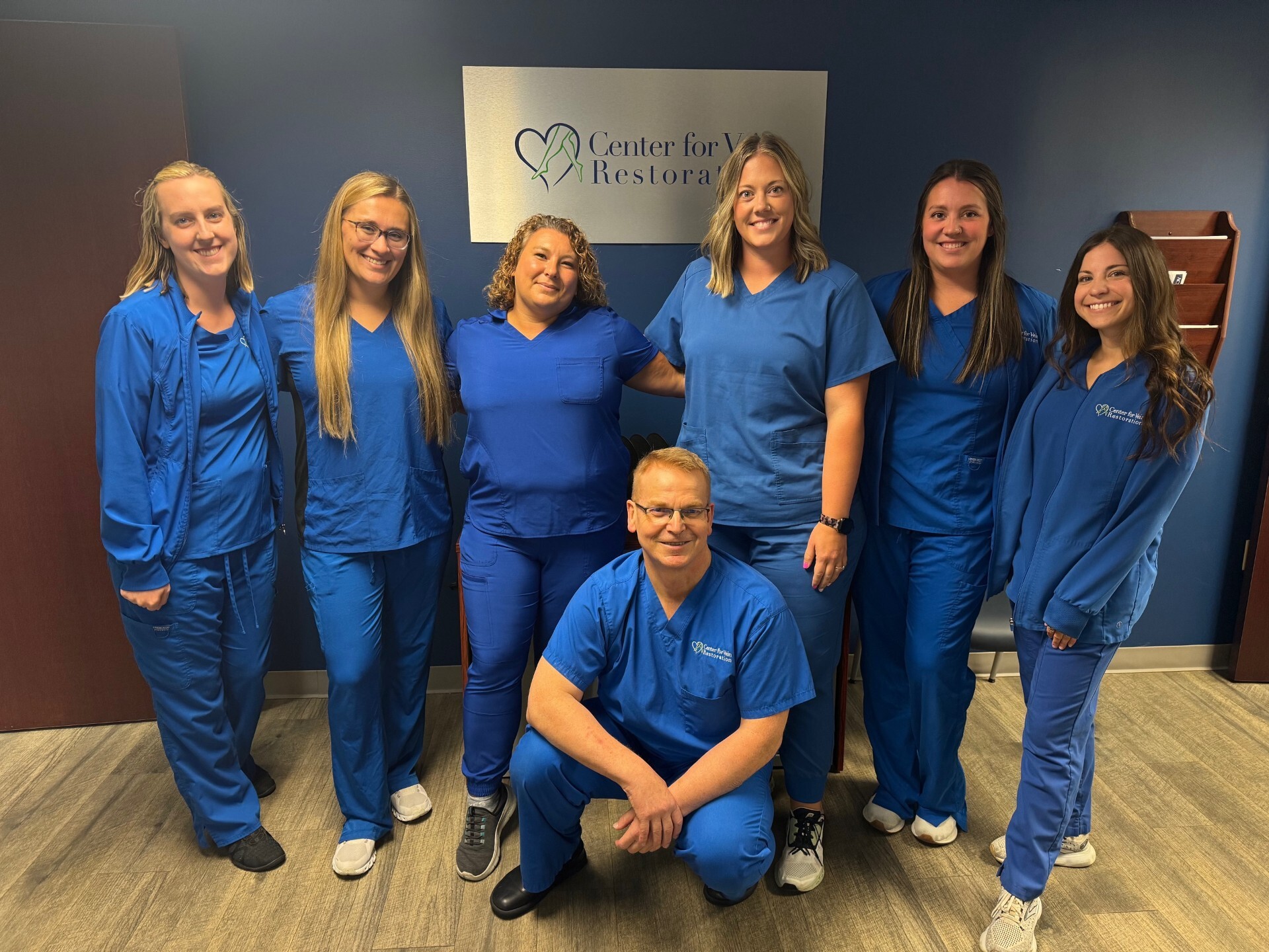 Foto grupal del equipo en la ubicación de Midland, Michigan, del Center for Vein Restoration.