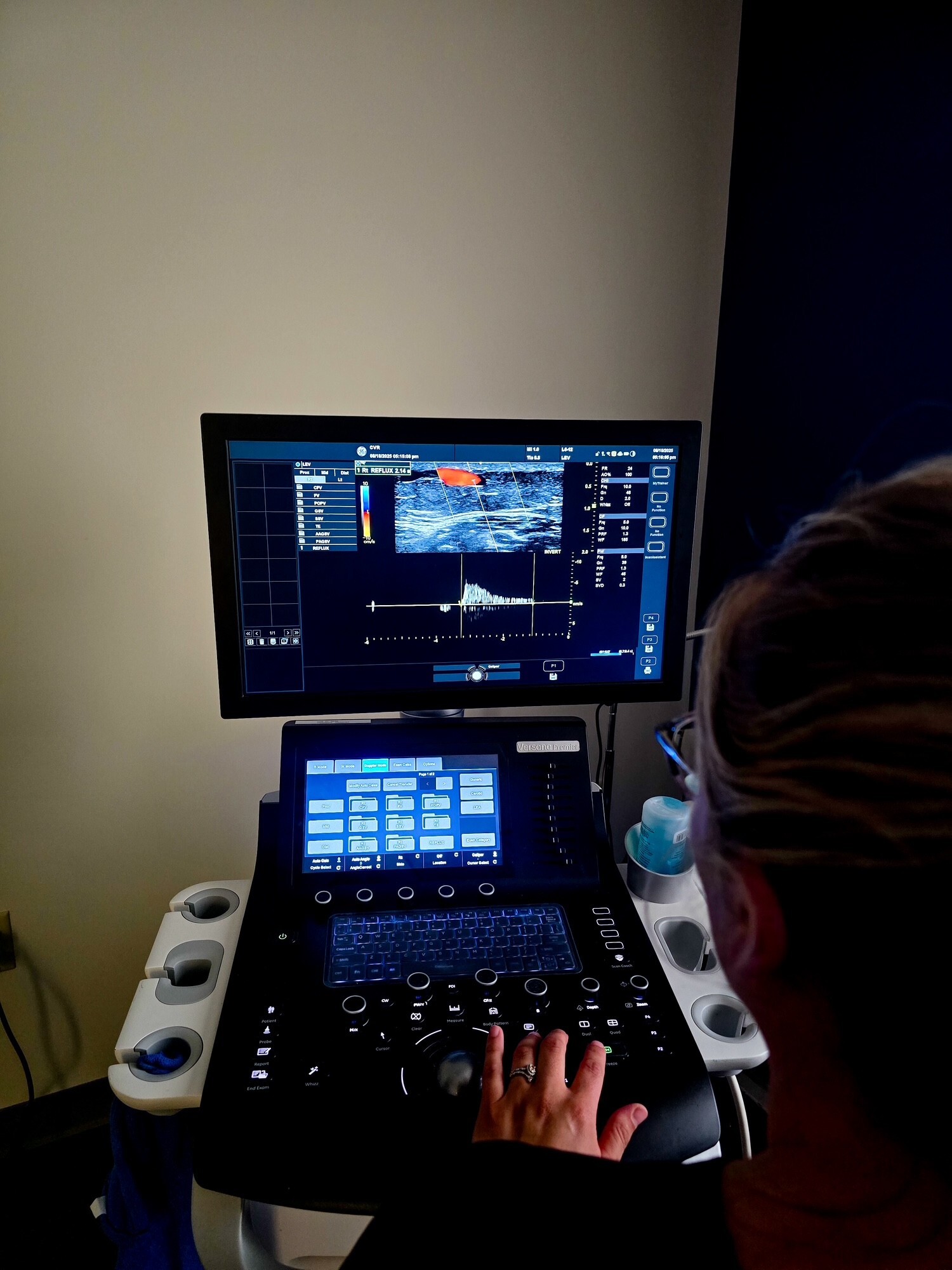 Interior photo of the Saginaw, MI location of Center for Vein Restoration showing the technician computer