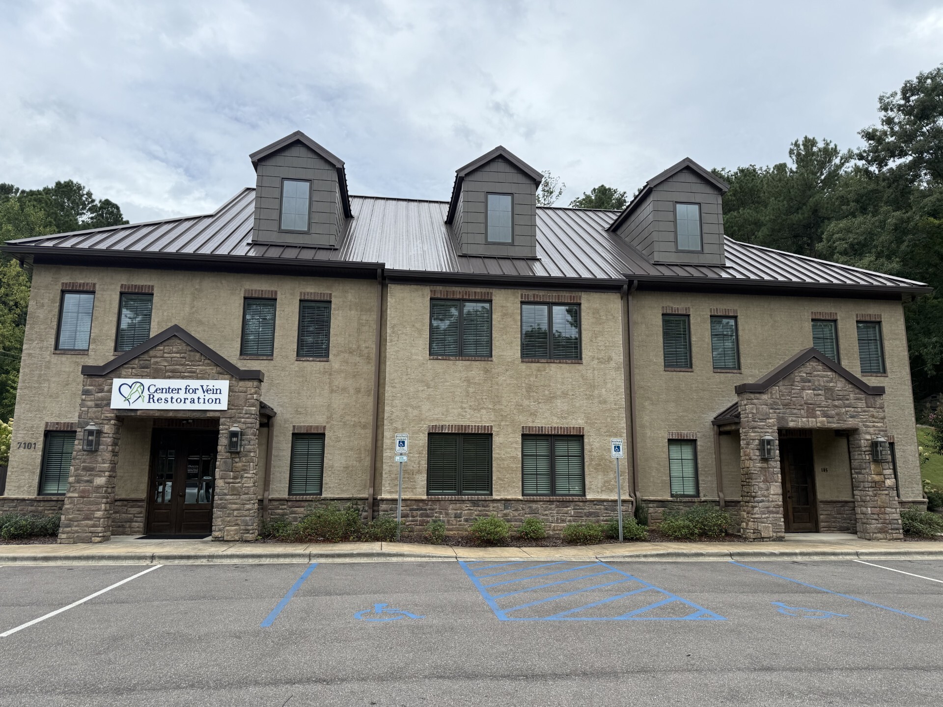 Foto exterior de la ubicación en Trussville, Alabama, del Center for Vein Restoration que muestra el exterior del edificio.