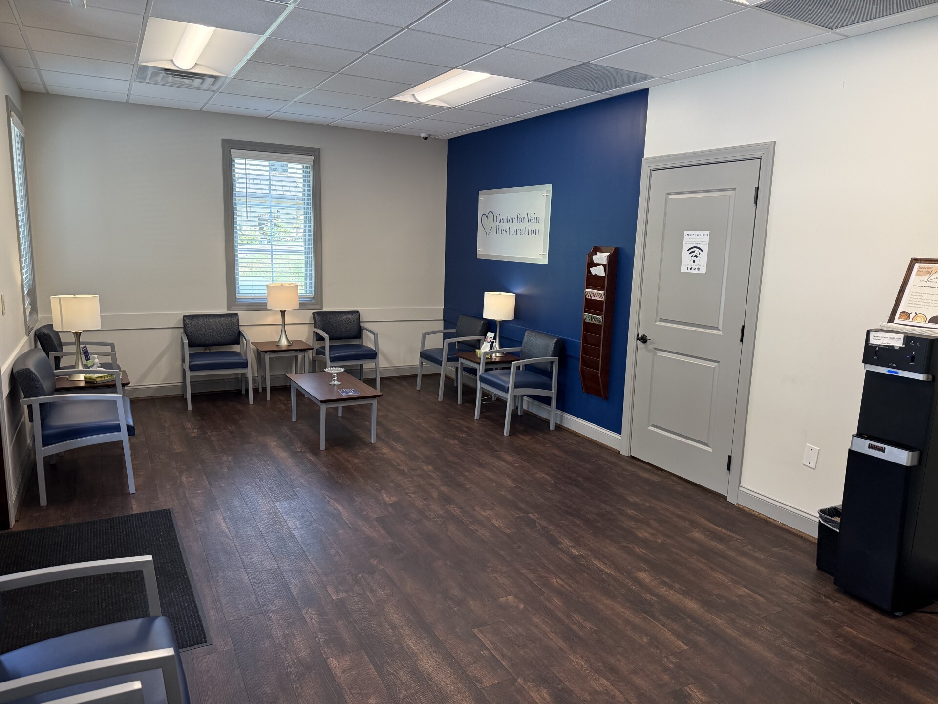Foto interior de la ubicación en Trussville, Alabama, del Center for Vein Restoration que muestra el área de espera.