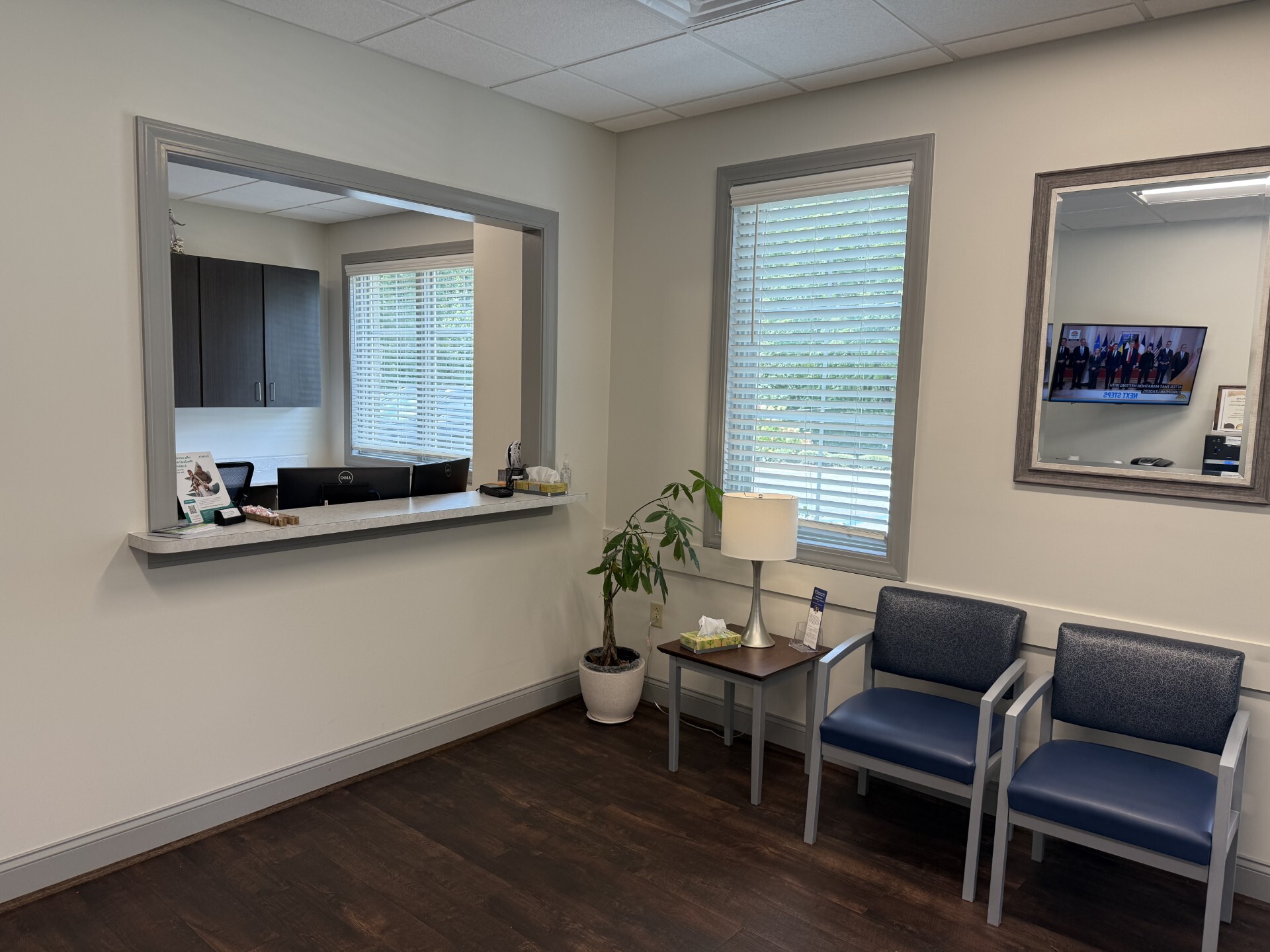 Foto interior de la ubicación en Trussville, Alabama, del Center for Vein Restoration que muestra el área de recepción.