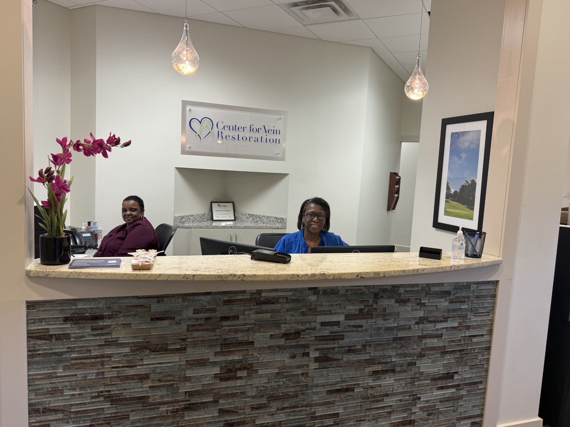 Foto interior de la ubicación en Hoover, Alabama, del Center for Vein Restoration que muestra el mostrador de recepción.