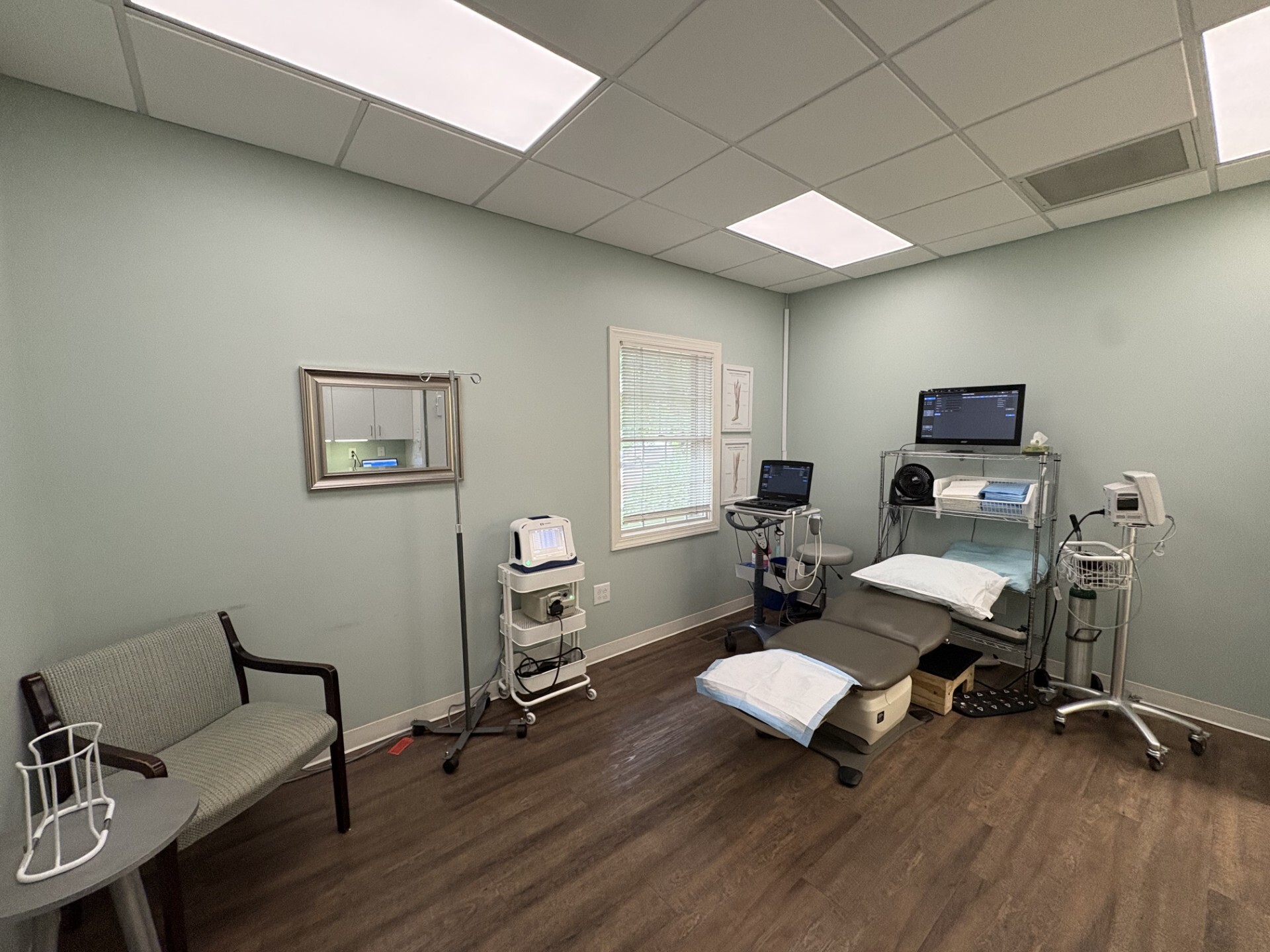 Foto del interior del Center for Vein Restoration en Pinehurst, Carolina del Norte, que muestra la sala de procedimientos.