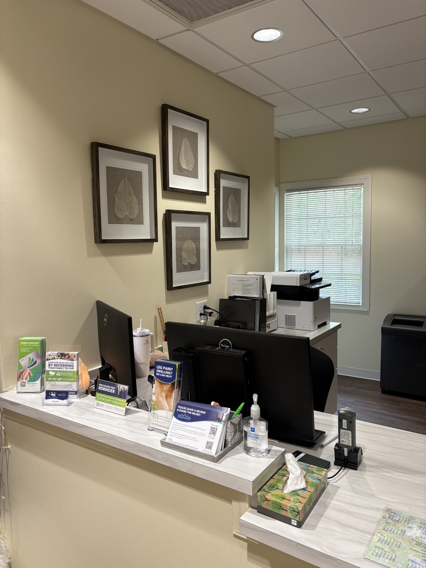 Foto exterior de la ubicación de Center for Vein Restoration en Pinehurst, Carolina del Norte, que muestra la recepción.