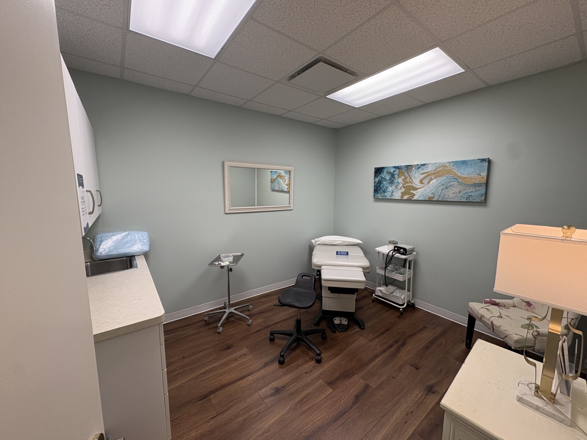 Foto del interior de la sede del Center for Vein Restoration en Durham, Carolina del Norte, que muestra una sala de examen