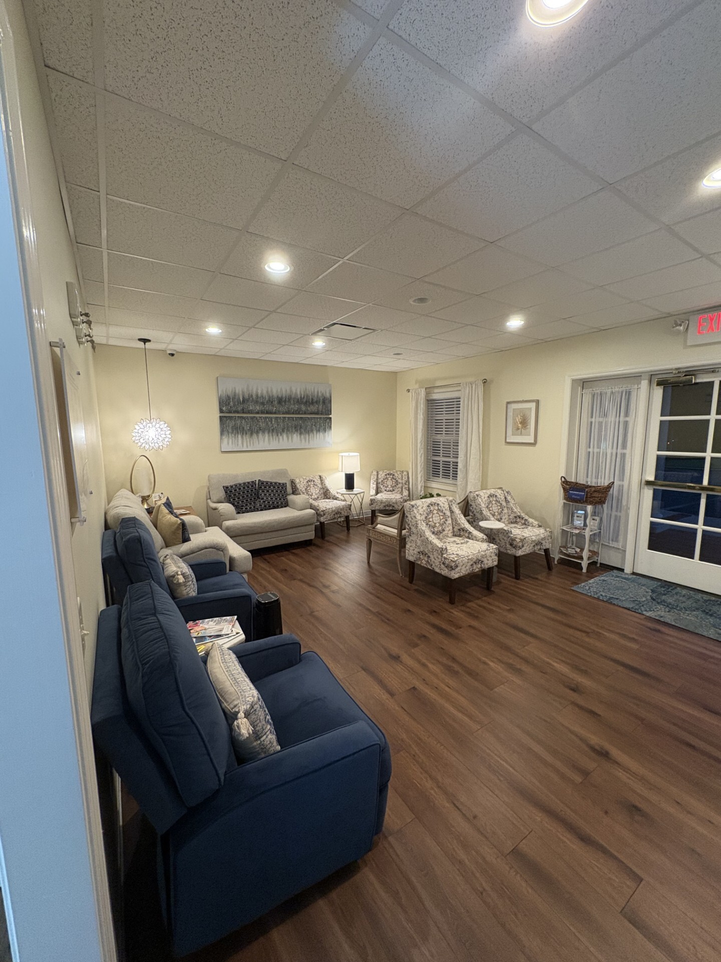 Foto del interior de la sede del Center for Vein Restoration en Durham, Carolina del Norte, que muestra la sala de espera.