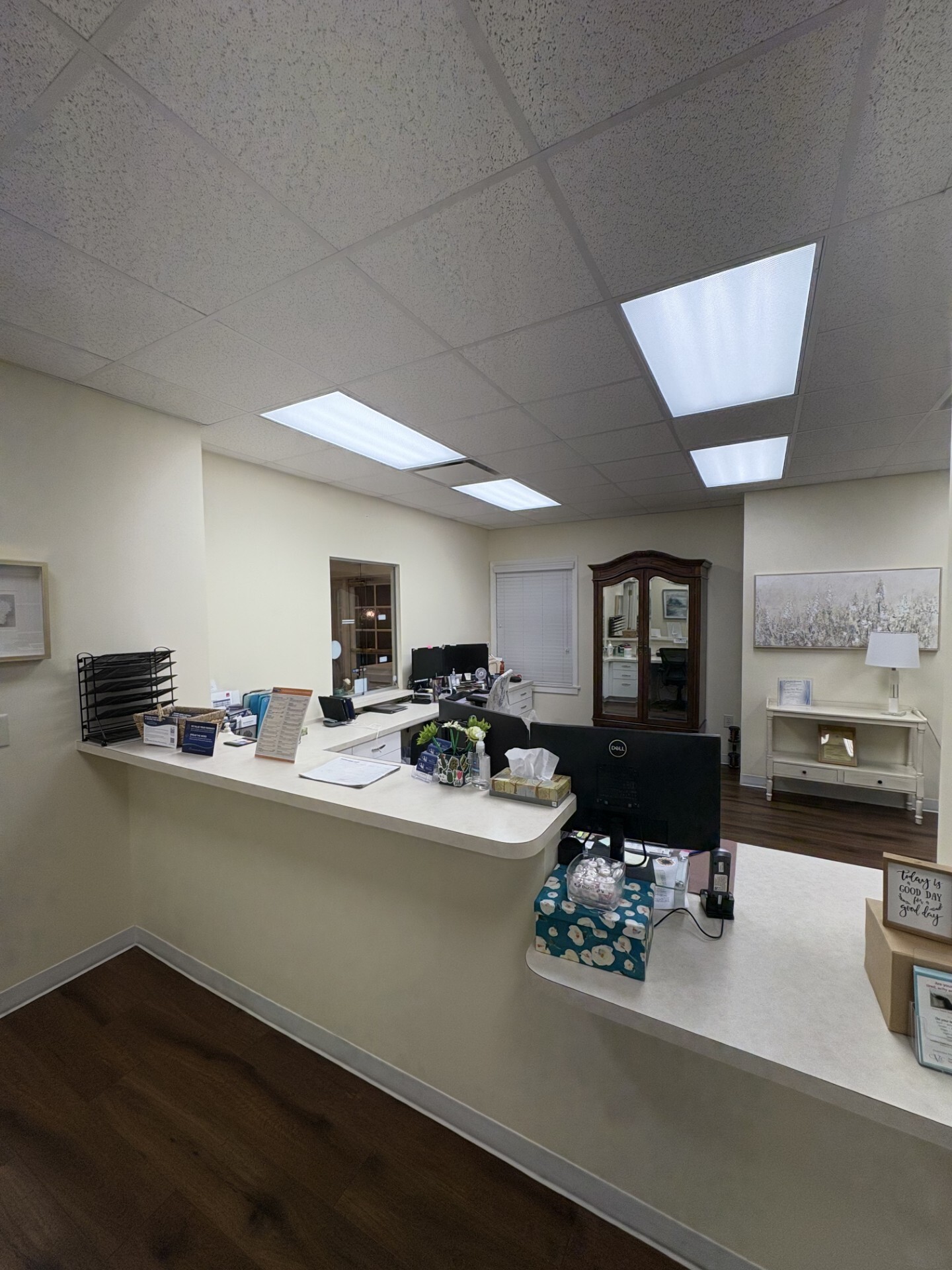 Foto del interior de la sede del Center for Vein Restoration en Durham, Carolina del Norte, que muestra la recepción.